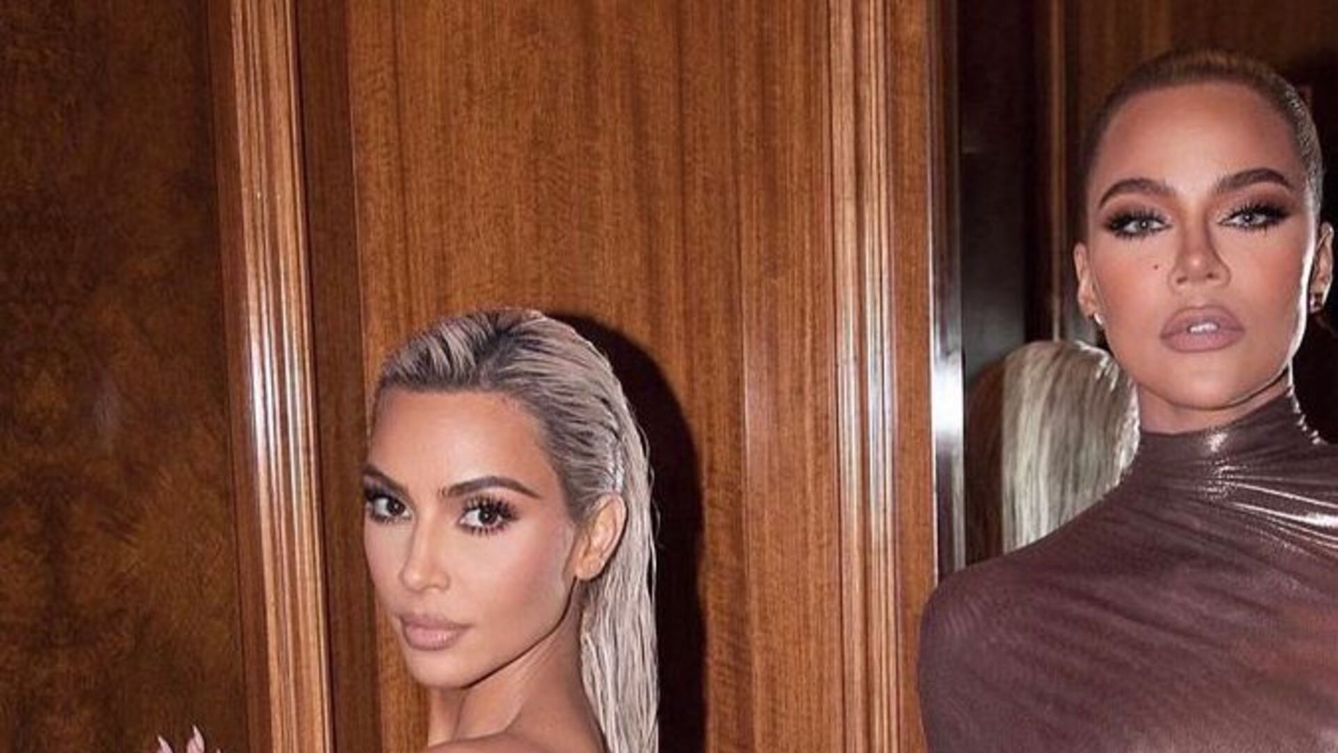 Kim e Khloé Kardashian escandalizam ao aparecerem com vestidos transparentes em novas fotos