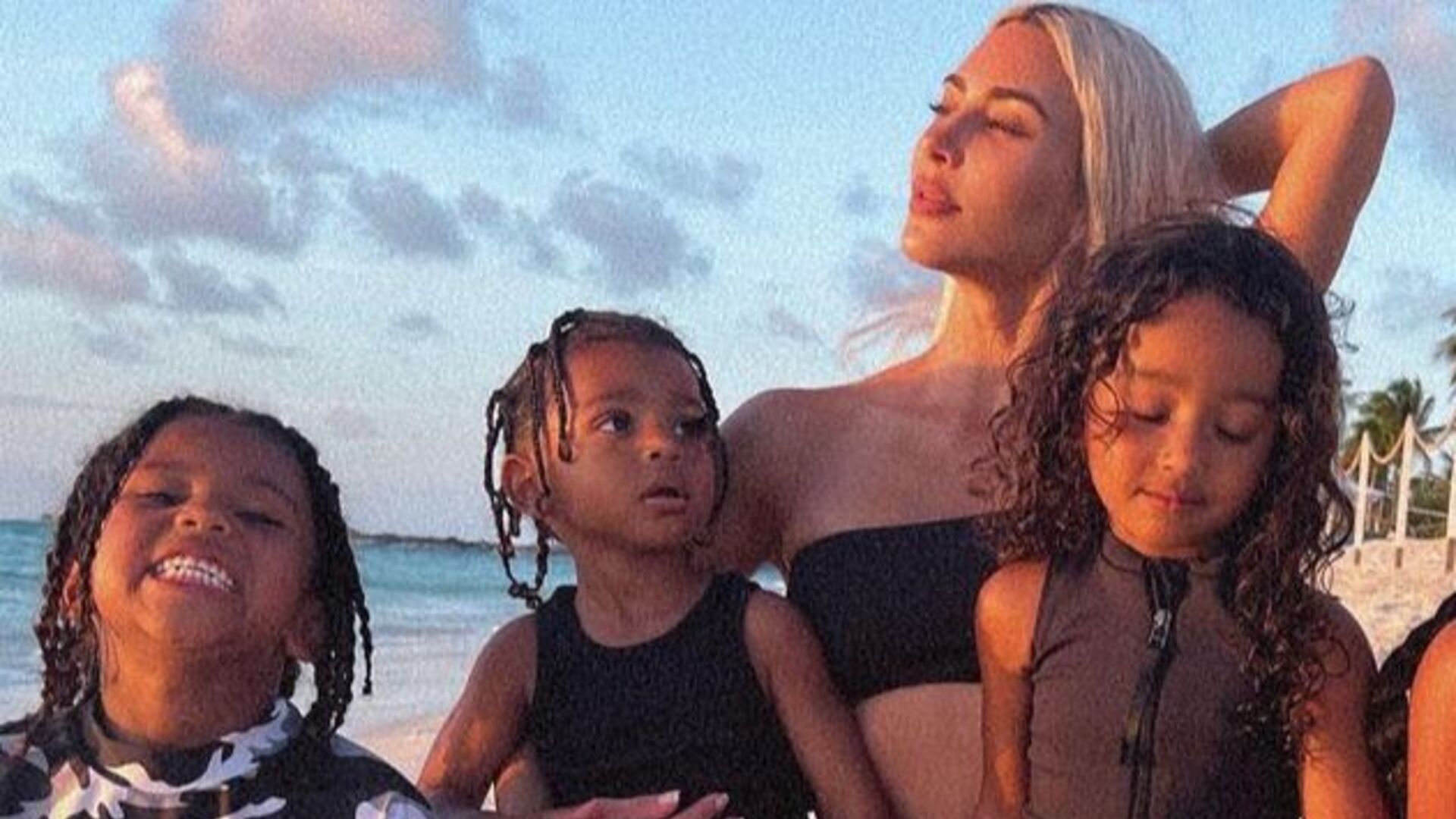 Kim Kardashian enche a web de fofura ao compartilhar fotos de seus filhos dormindo