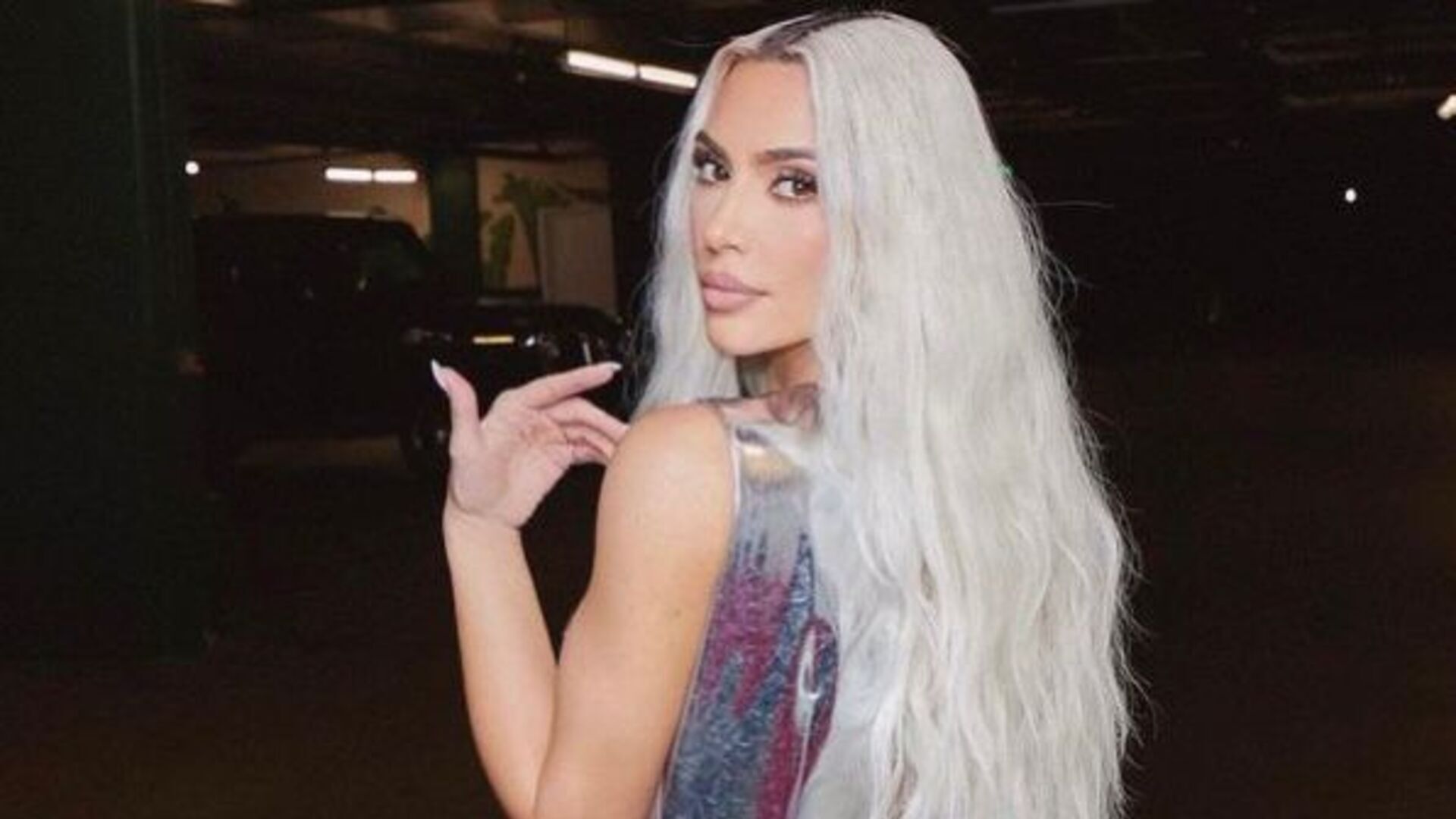 Kim Kardashian surge esbanjando estilo em novas fotos usando luxuoso vestido prateado