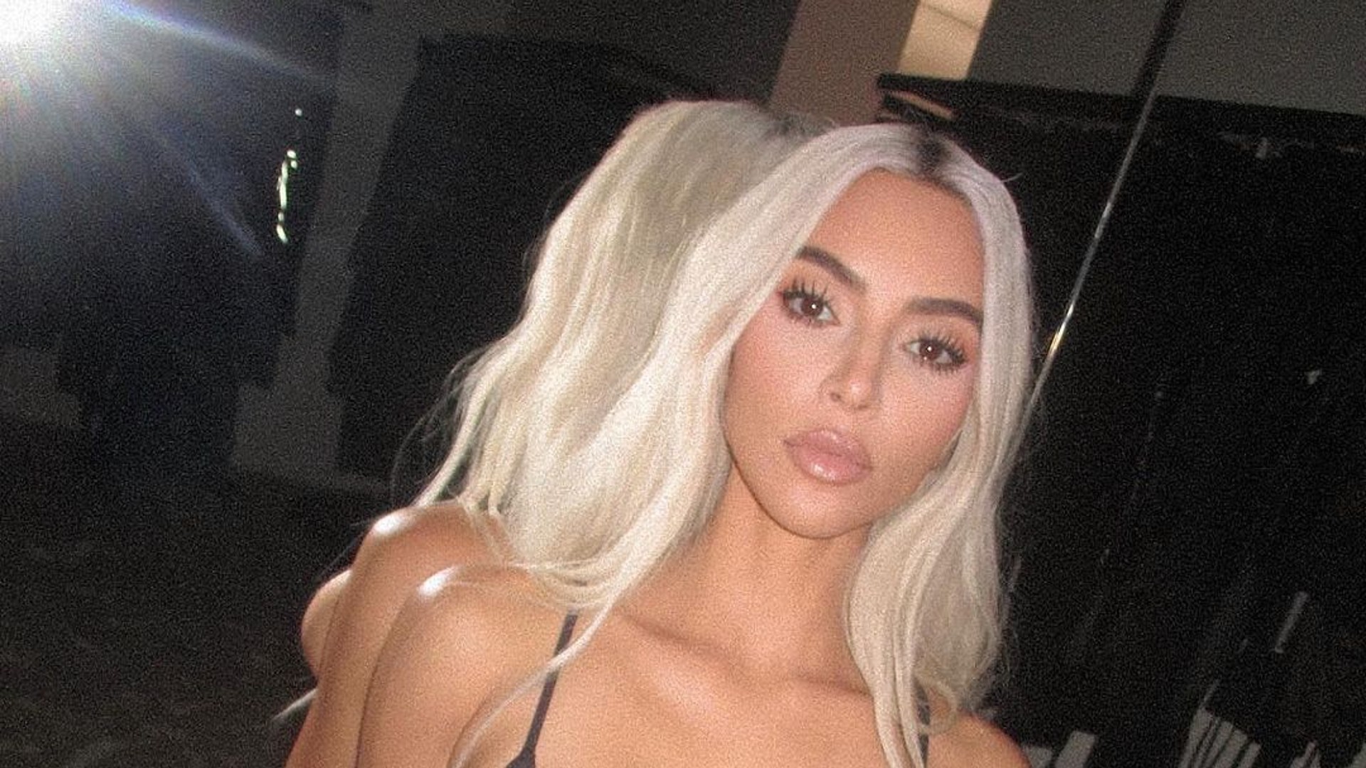 Kim Kardashian aparece de biquíni minúsculo para divulgar sua marca