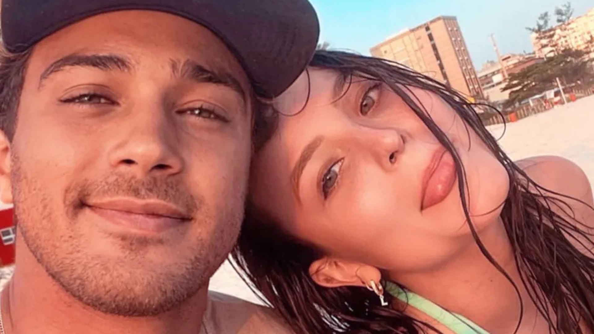 Larissa Manoela abre álbum de fotos do dia romântico na praia com o namorado