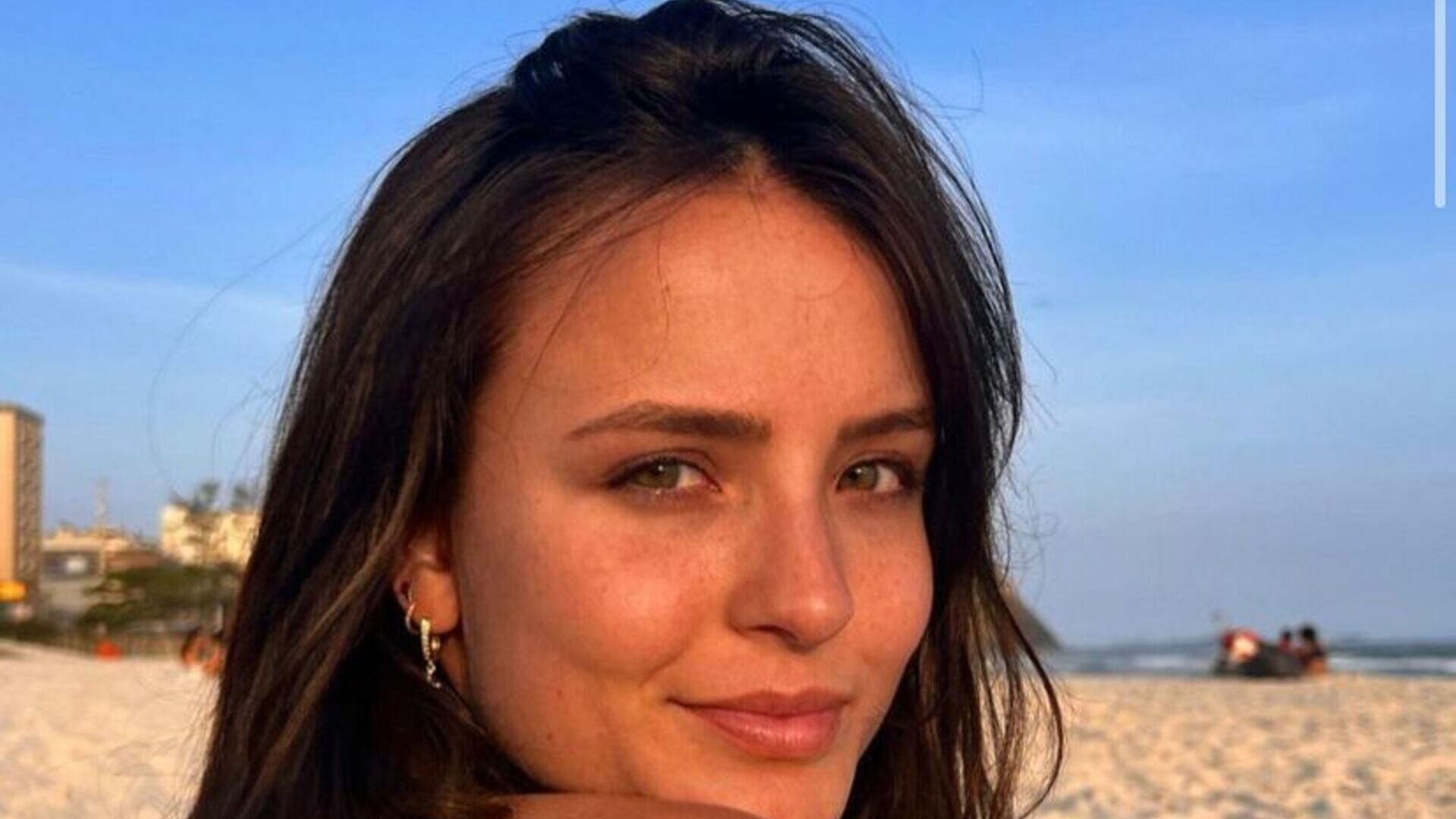 Larissa Manoela publica mais fotos na praia e recebe chuva de elogios: “Gatinha”