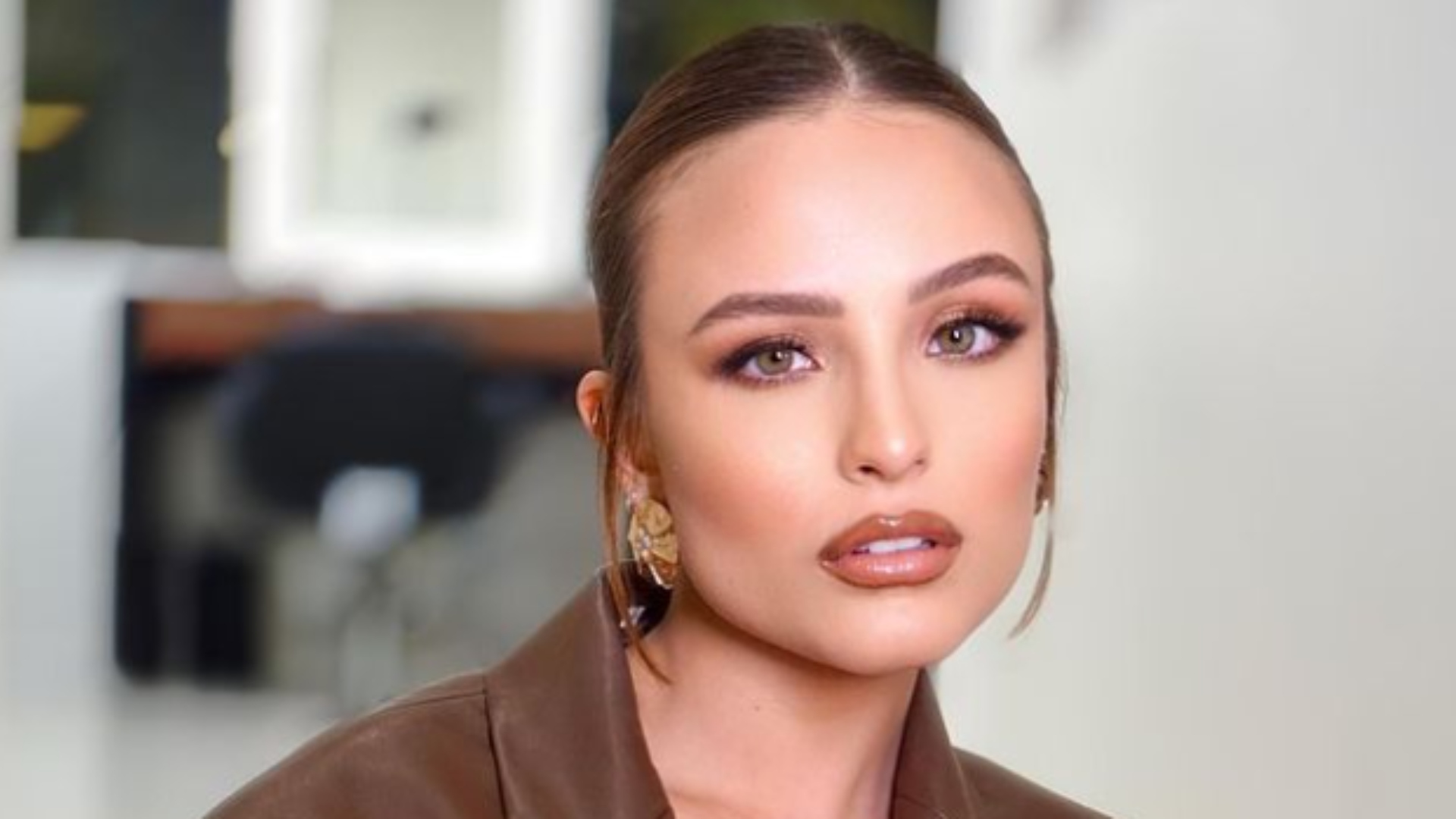 Larissa Manoela arranca elogios de seguidores ao surgir de blazer sem nada por baixo
