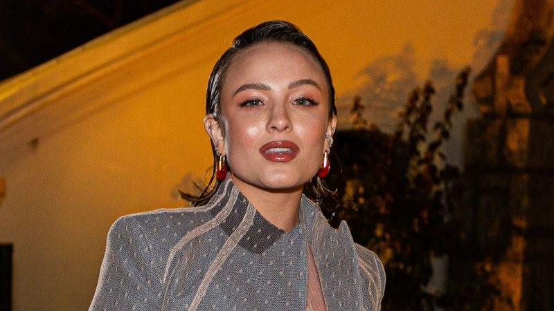Larissa Manoela surge supermaquiada em evento com look transparente