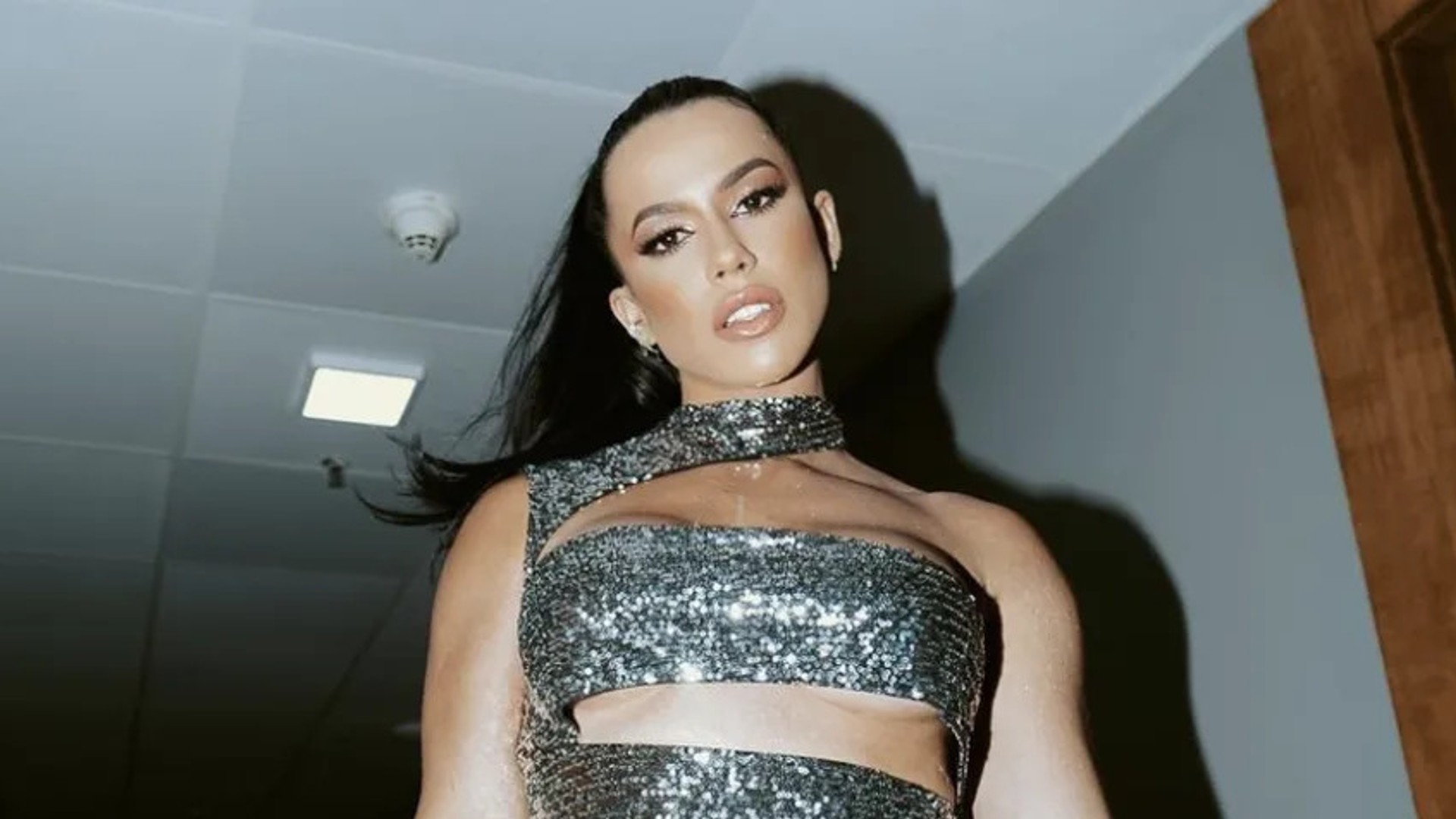 Larissa Tomásia aposta em look com brilho e recorte para festa de Bill Araújo