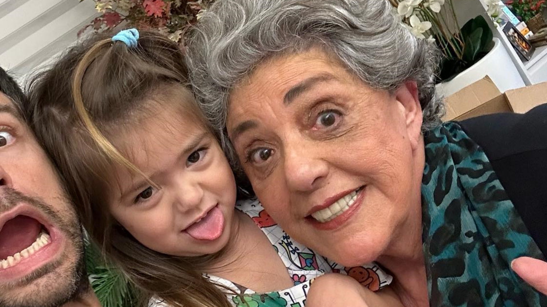 Leda Nagle faz caras e bocas ao lado do filho e da neta: “Quanta alegria”
