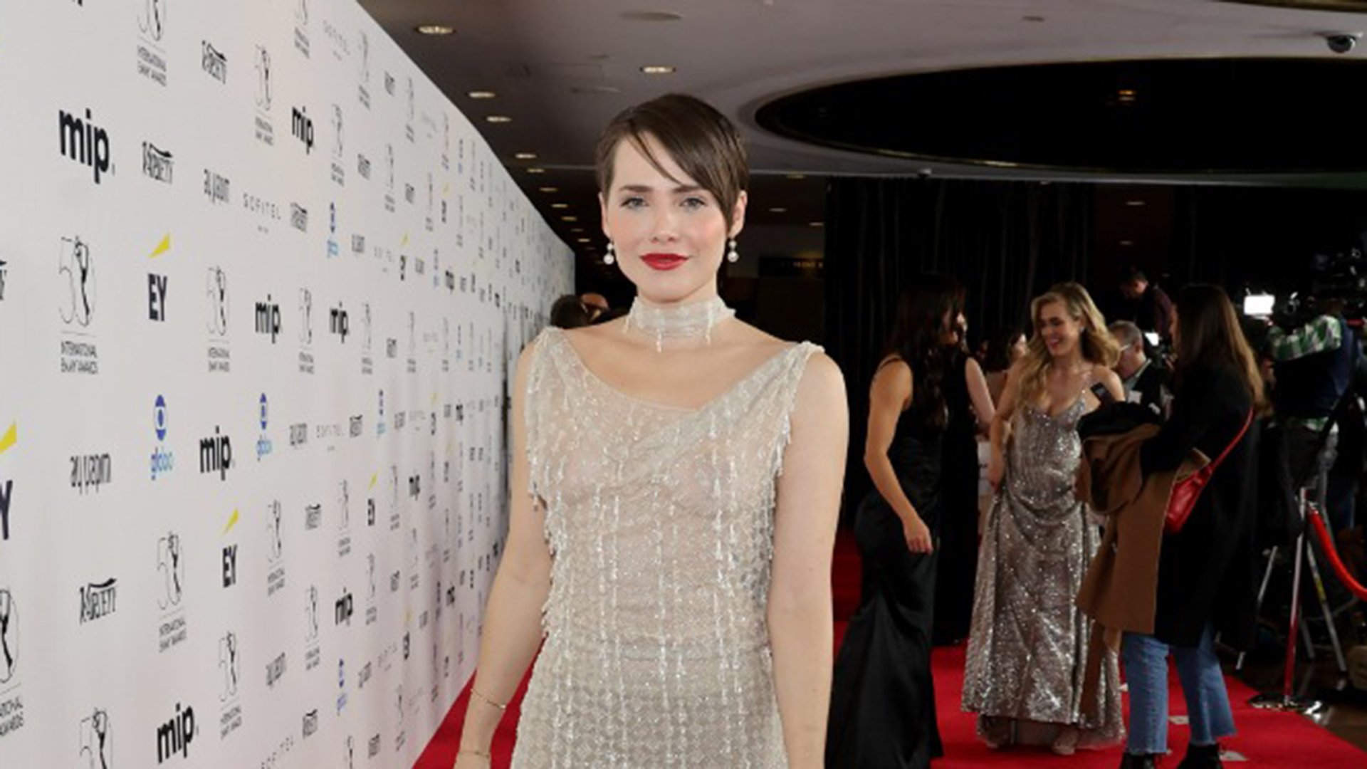 Letícia Colin elege look grifado para tapete vermelho do Emmy Internacional