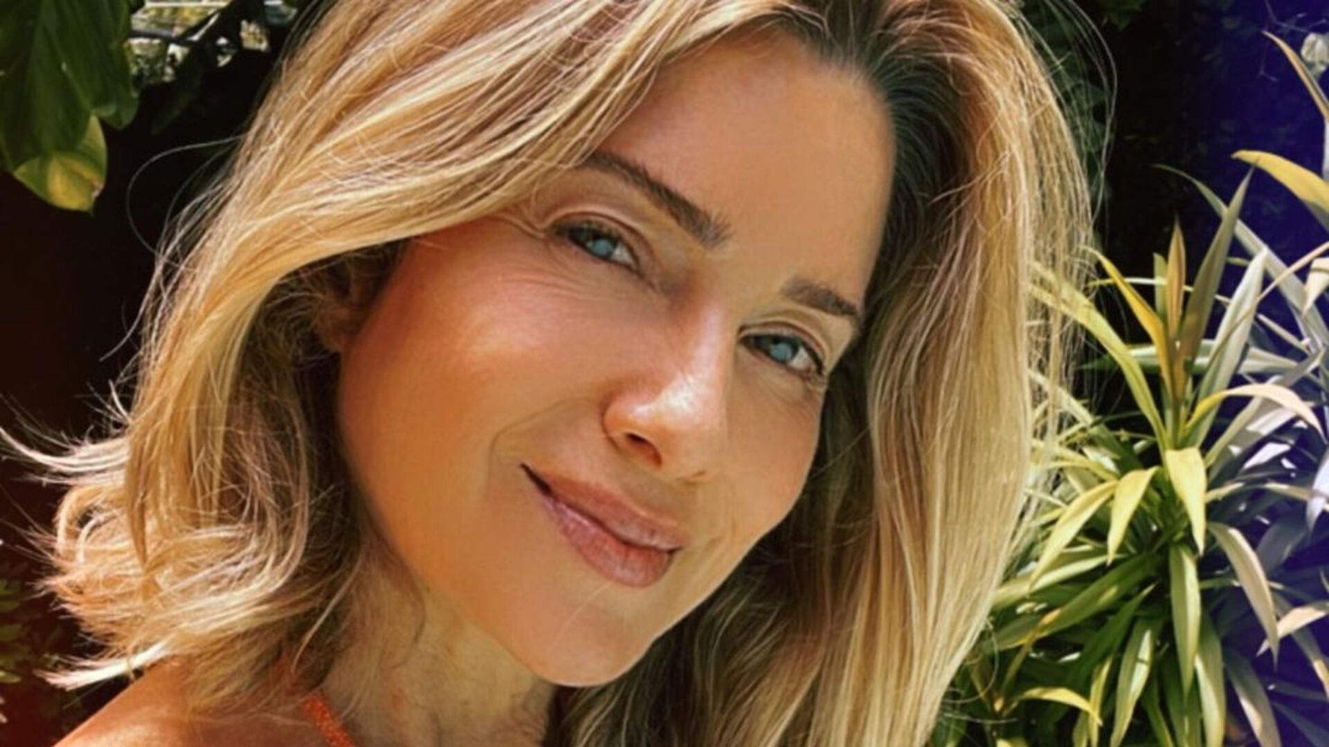 De maiô recortado, Leticia Spiller esbanja corpaço escultural na piscina: ”Lindona”