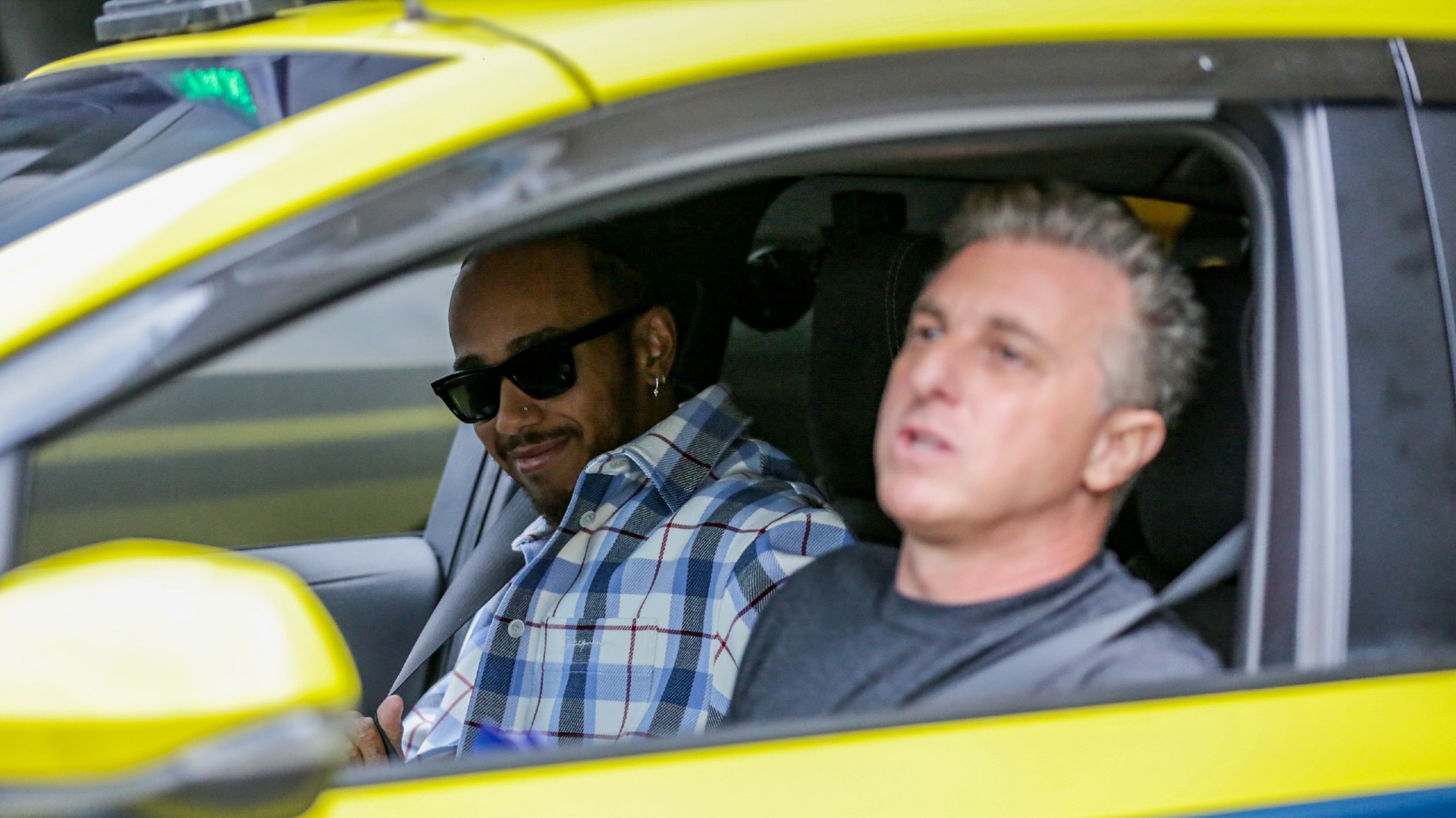 Lewis Hamilton pega carona de táxi com Luciano Huck no Rio de Janeiro
