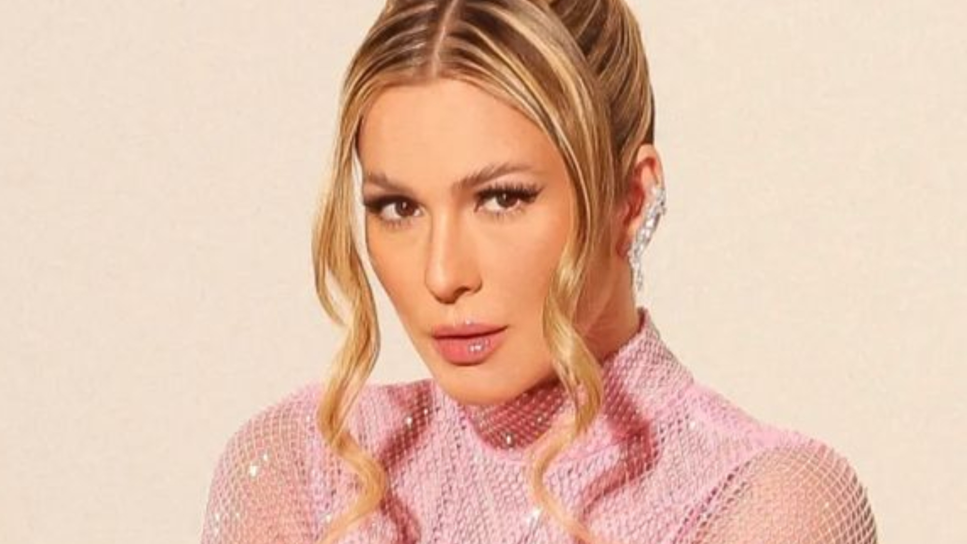 De look vazado com brilhos, Lívia Andrade ostenta corpaço fenomenal e arrasa: ”Corpo violão”