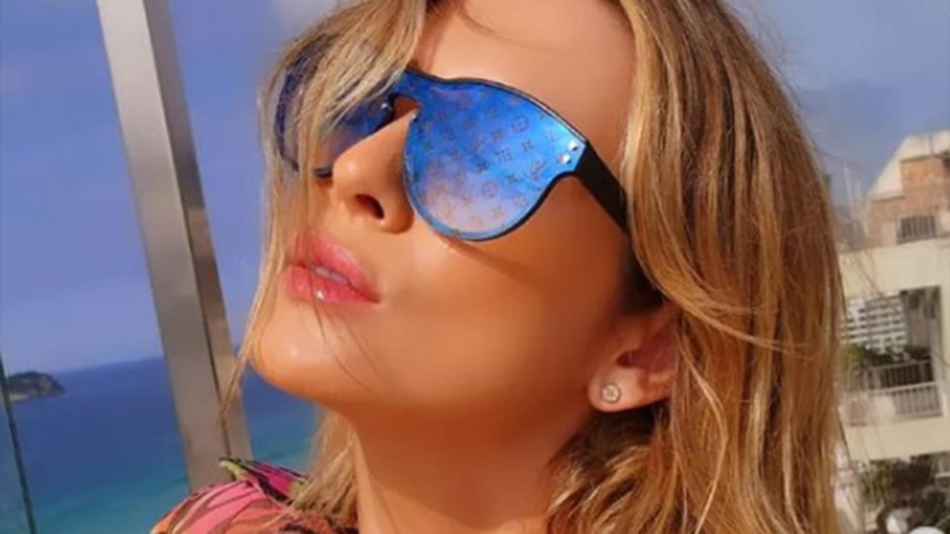 De biquíni, Lívia Andrade exibe a barriga reta em dia de sol