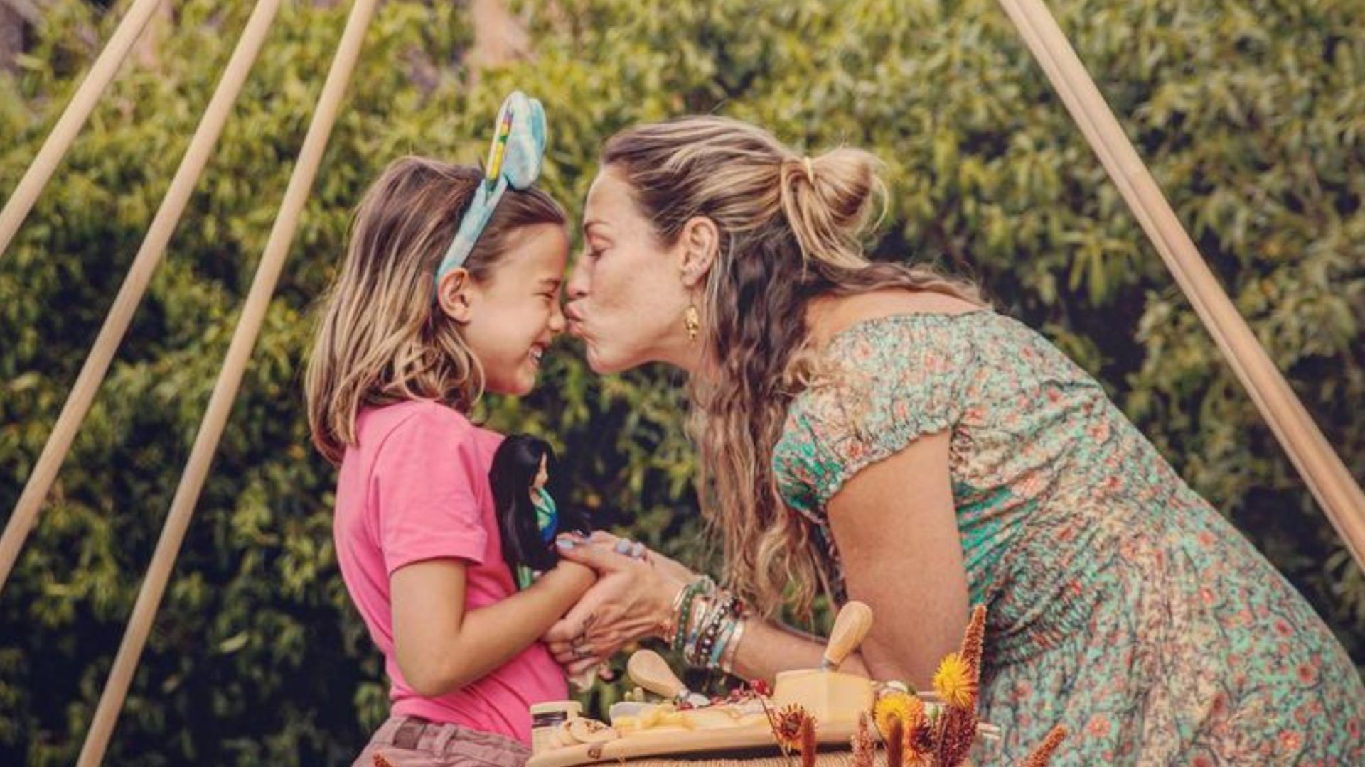 Luana Piovani curte picnic de milhões com a filha Liz, diretamente da Torre Eiffel