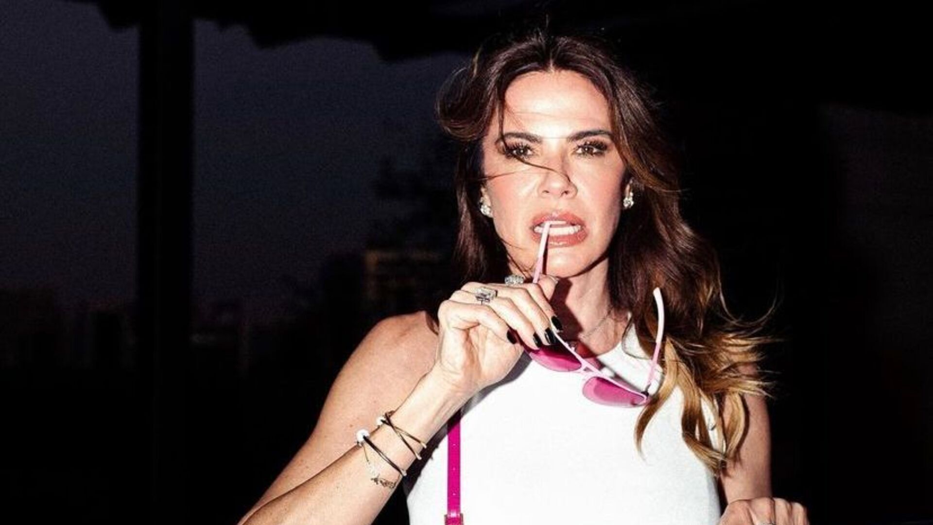 Luciana Gimenez exibe boa forma ao compartilhar fotos de seu “aerolook”