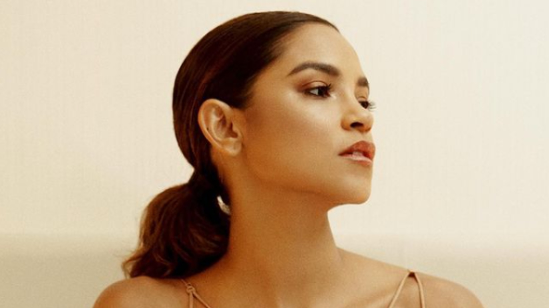 Lucy Alves eleva temperatura da internet com ensaio de lingerie