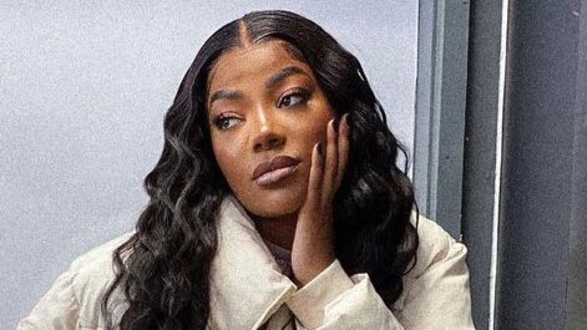 Ludmilla recebe chuva de elogios ao posar para fotos com look luxuoso