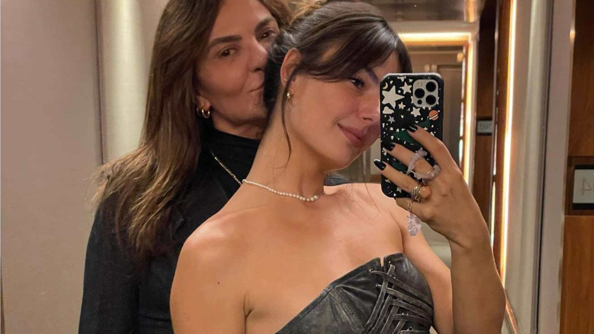 Mãe de Isis Valverde surge em fotos raras com a atriz e rouba a cena com beleza: ”Lindas”