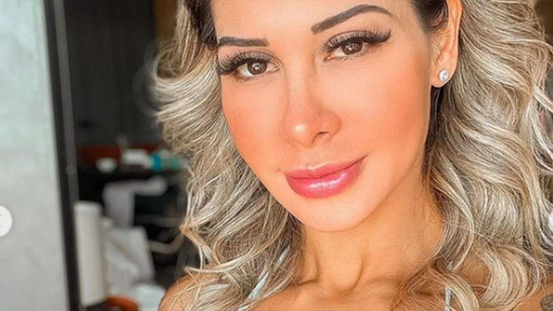 De biquíni, Maíra Cardi exibe o corpão repleto de curvas impecáveis