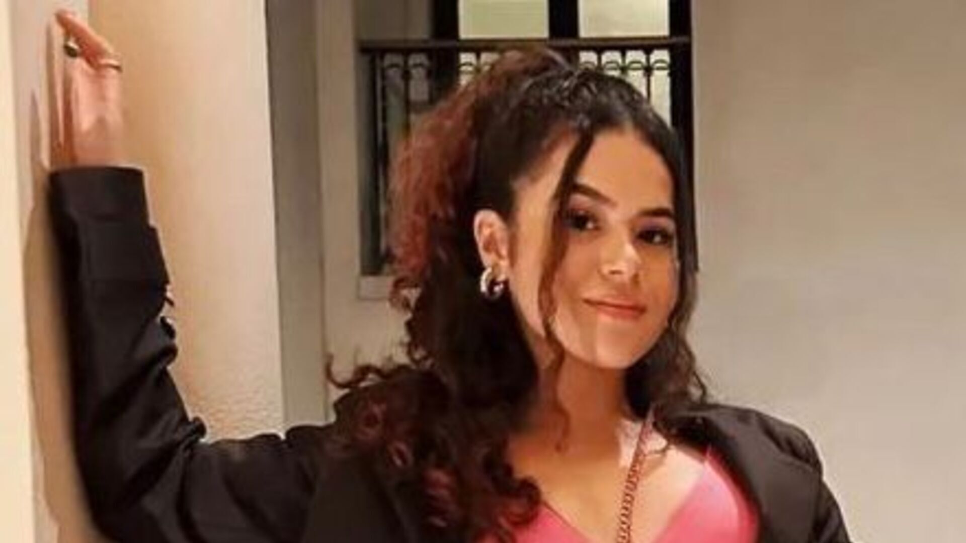 Maisa Silva esbanja elegância ao posar com look rosa em hotel que está hospedada em Dubai