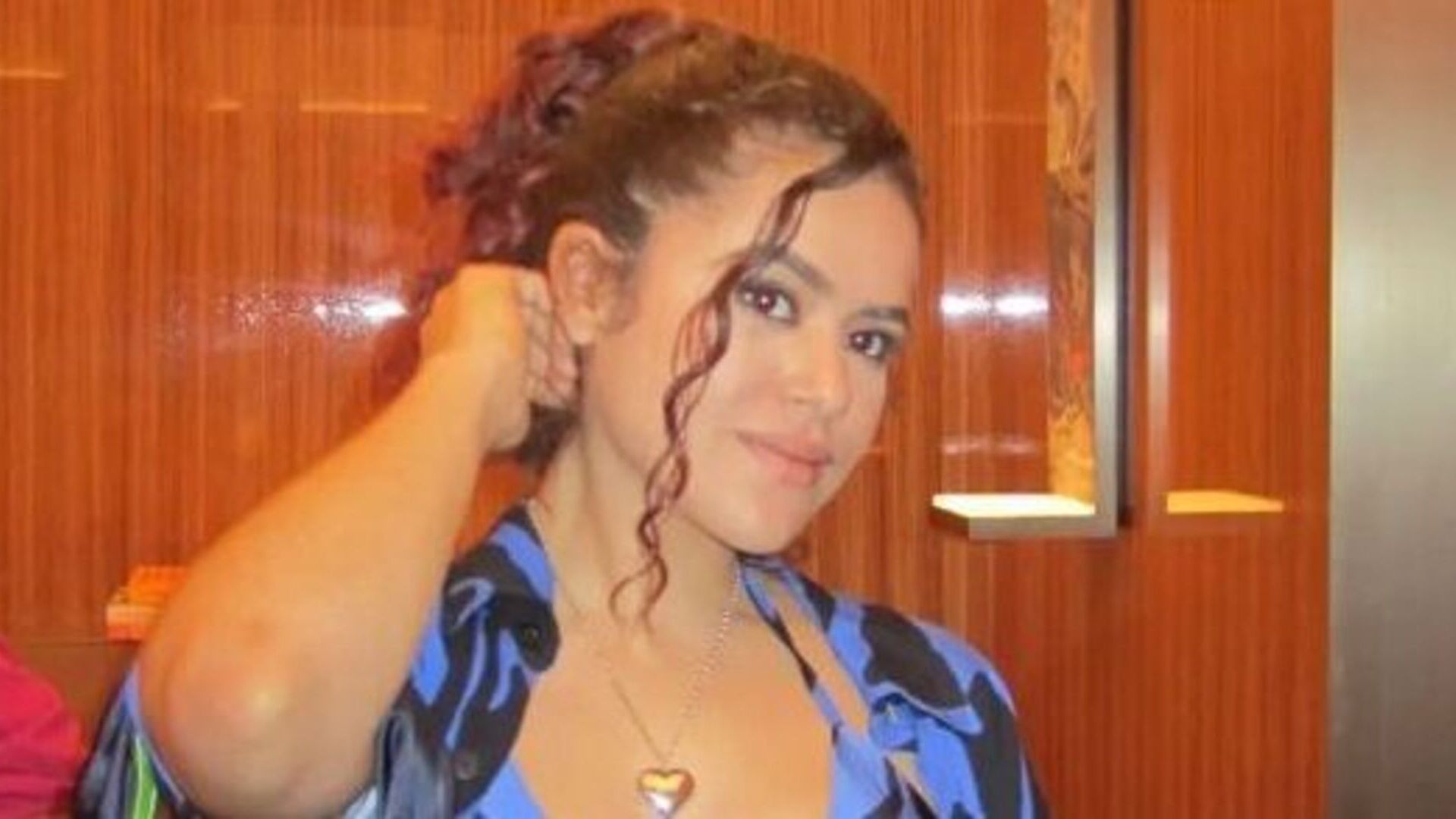 Usando biquíni azul com estampa de onça, Maisa Silva se prepara para as férias