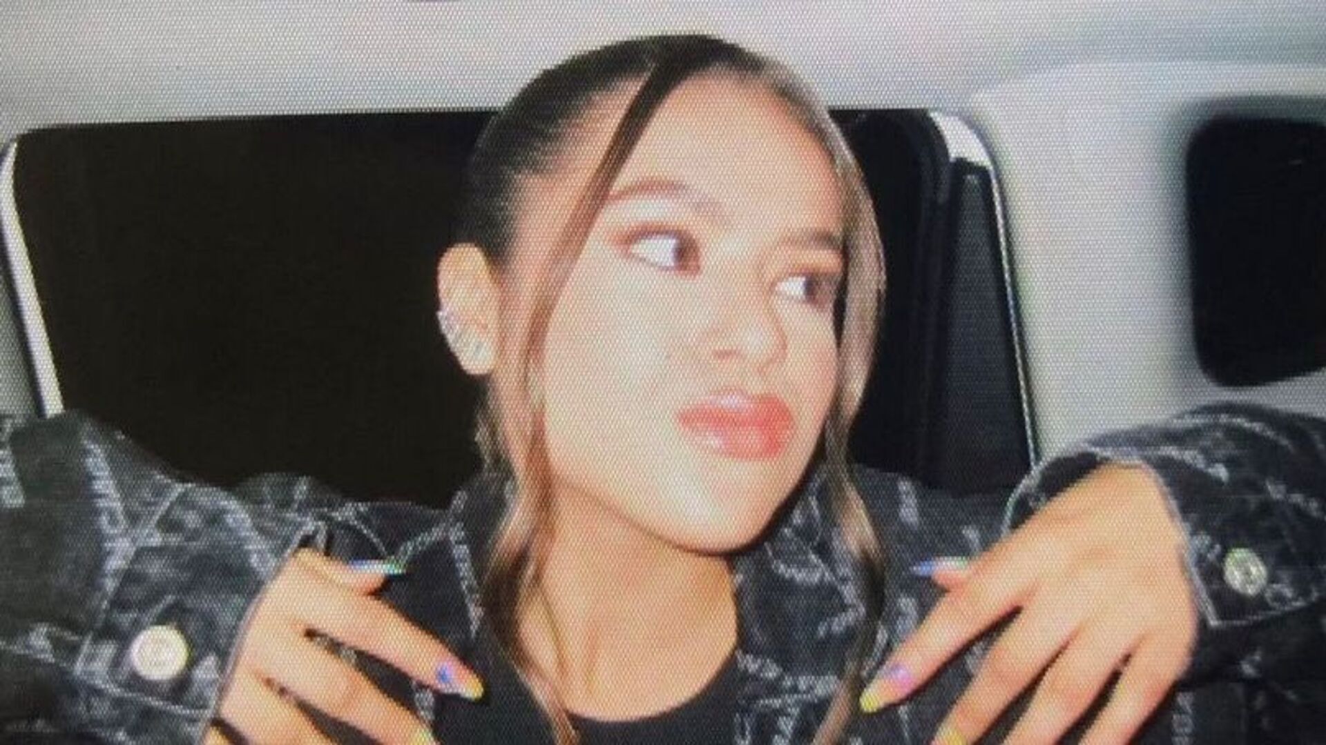 Maisa Silva ultrapassa limites da beleza ao aparecer com look preto luxuoso