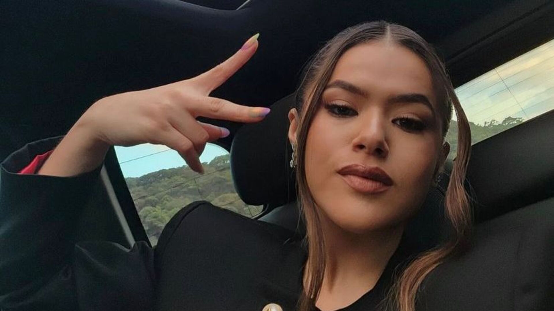 Em novas selfies, Maisa Silva esbanja beleza e exibe look luxuoso