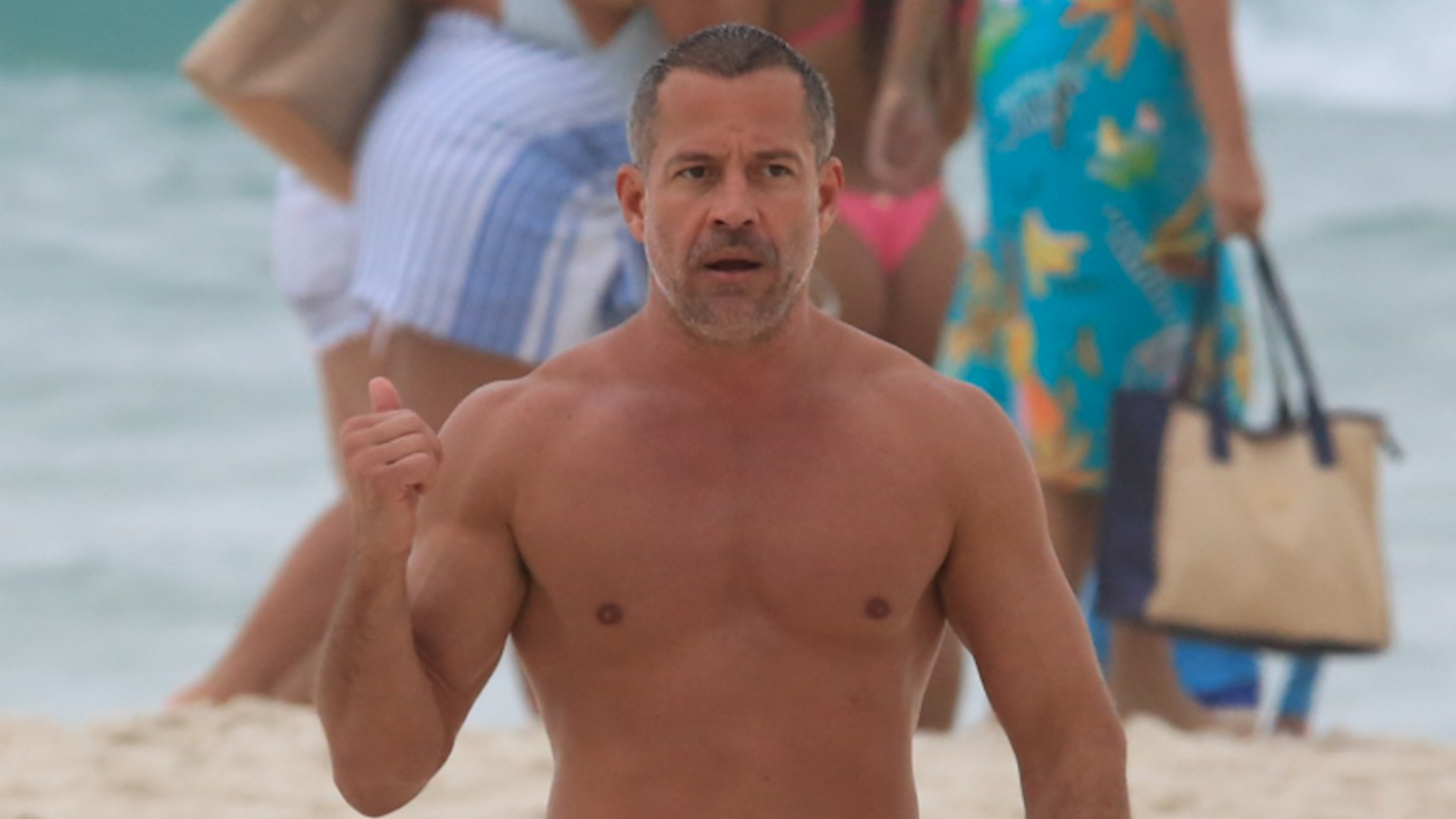 Malvino Salvador exibe boa forma ao curtir dia de praia no Rio de Janeiro
