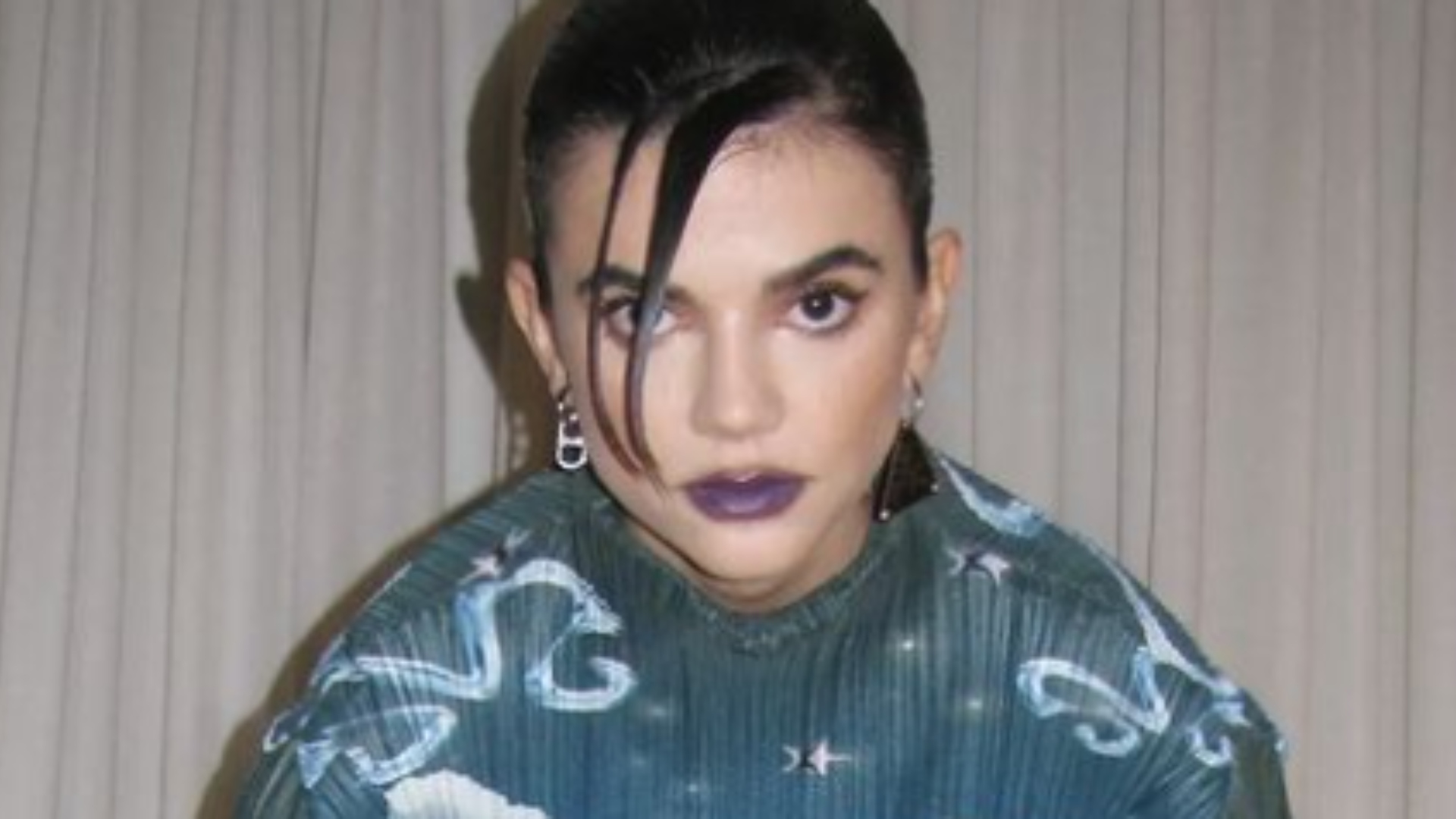 Manu Gavassi arranca elogios de seguidores após aparece com look diferentão