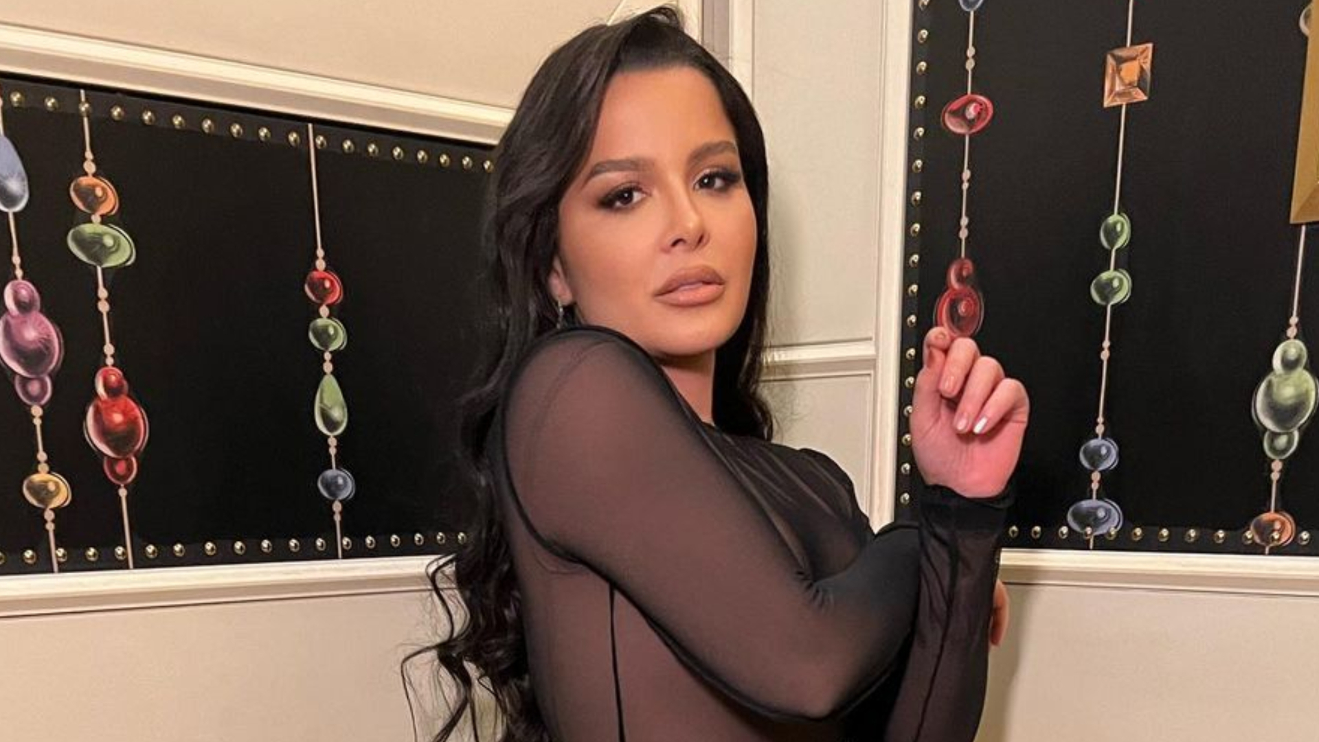 De look transparente vazado, Maraisa quase deixa seios escaparem: ”Muito perfeita”