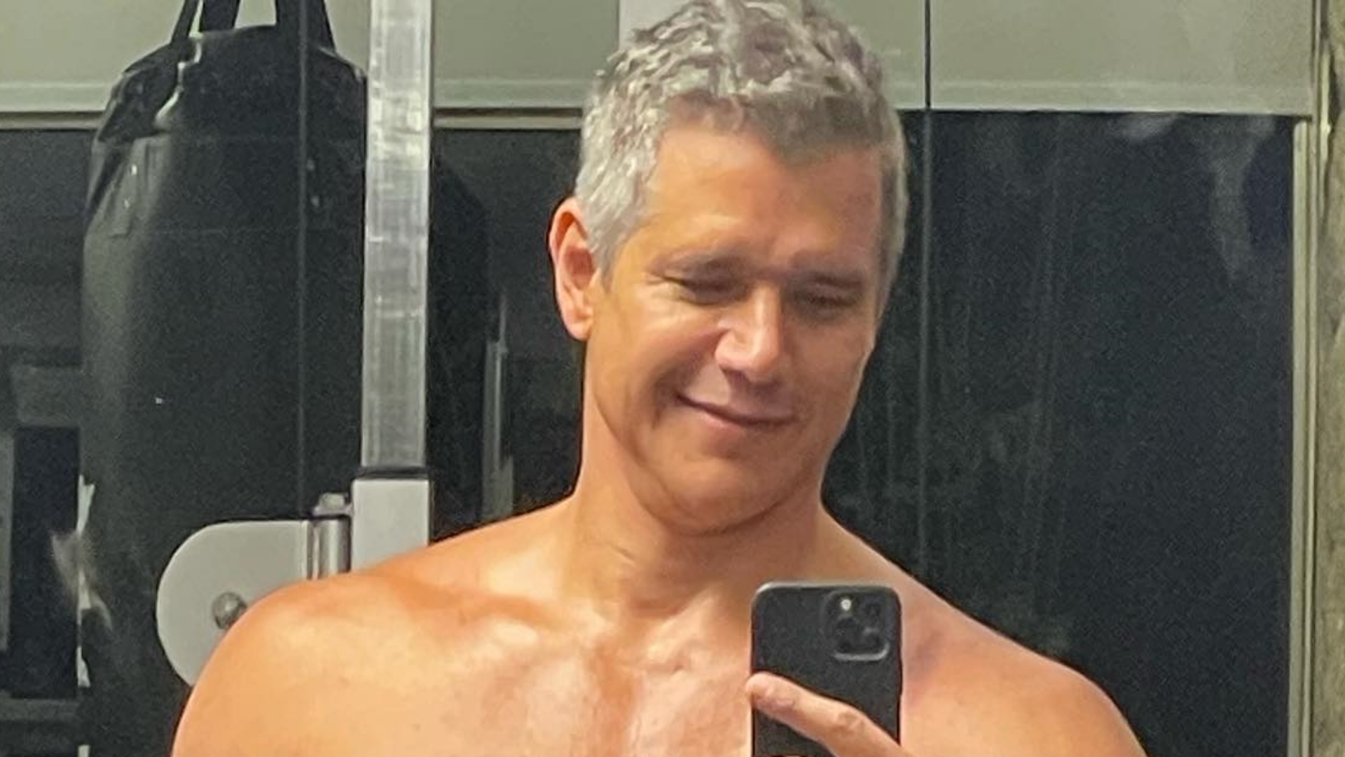 Aos 52 anos, Marcio Garcia exibe corpo musculoso ao surgir sem camisa: “O coroa tá on”