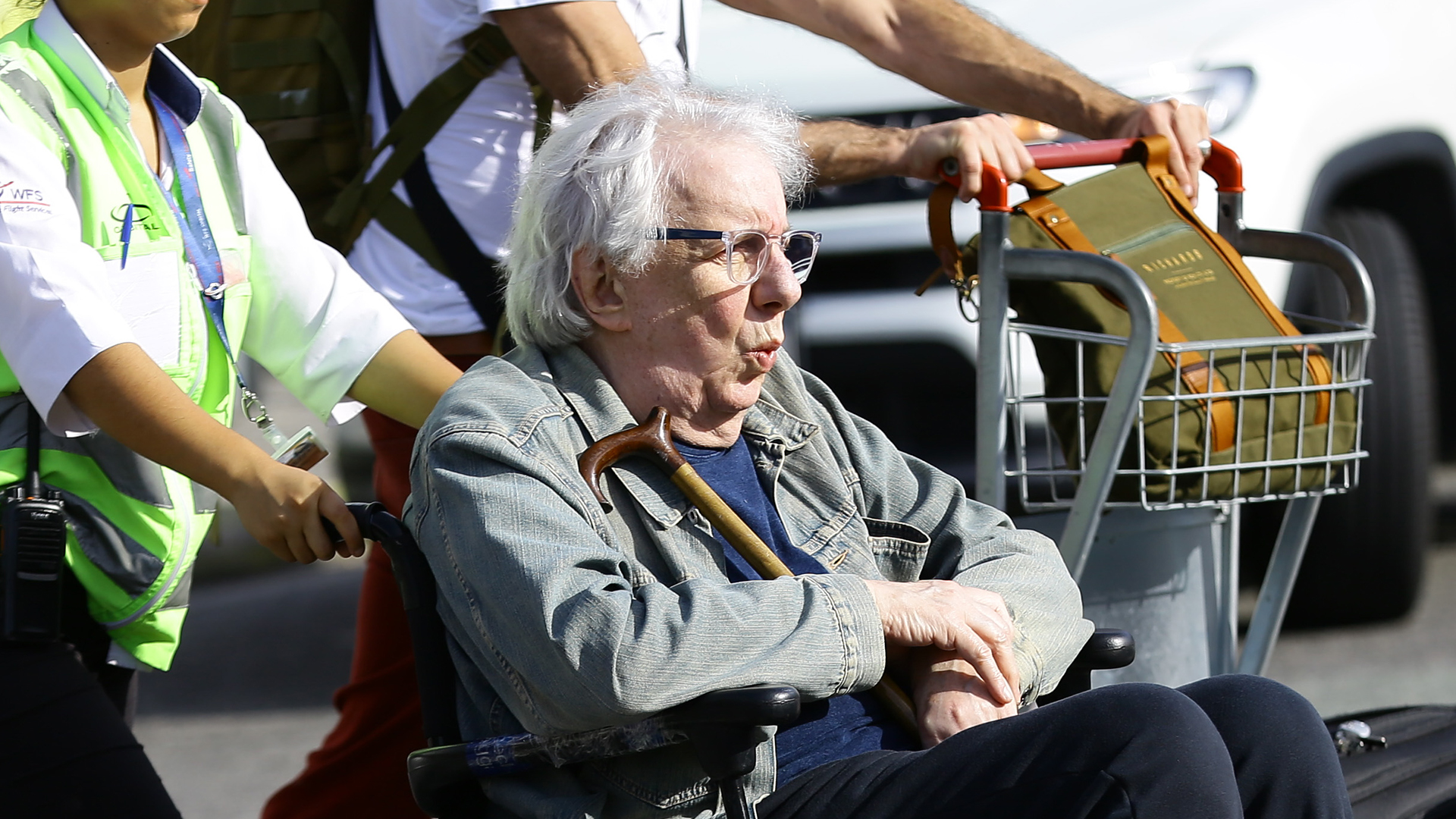 Aos 74 anos, Marco Nanini é fotografado de cadeira de rodas no aeroporto