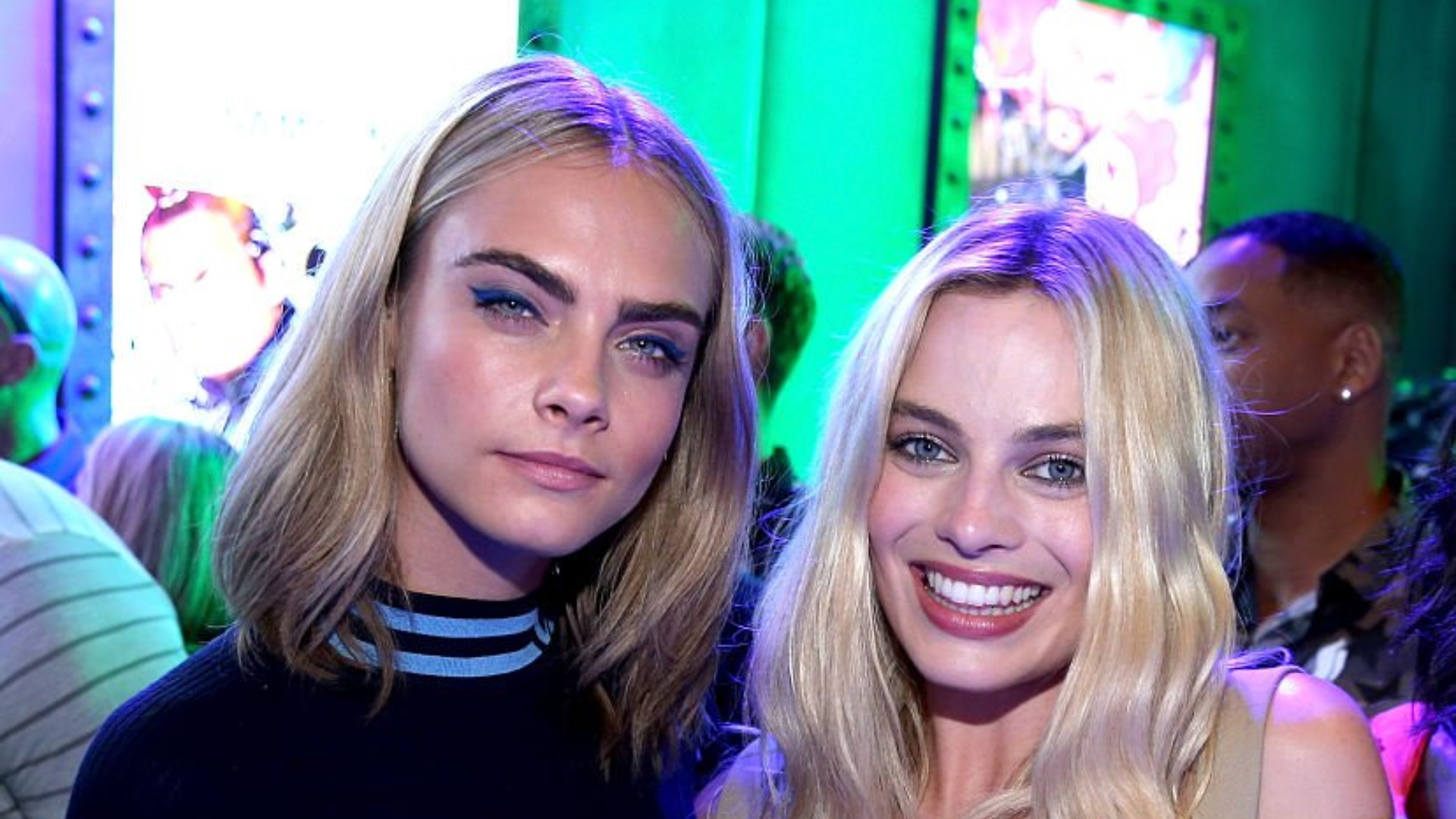 Margot Robbie explica possível choro ao deixar casa de Cara Delevingne