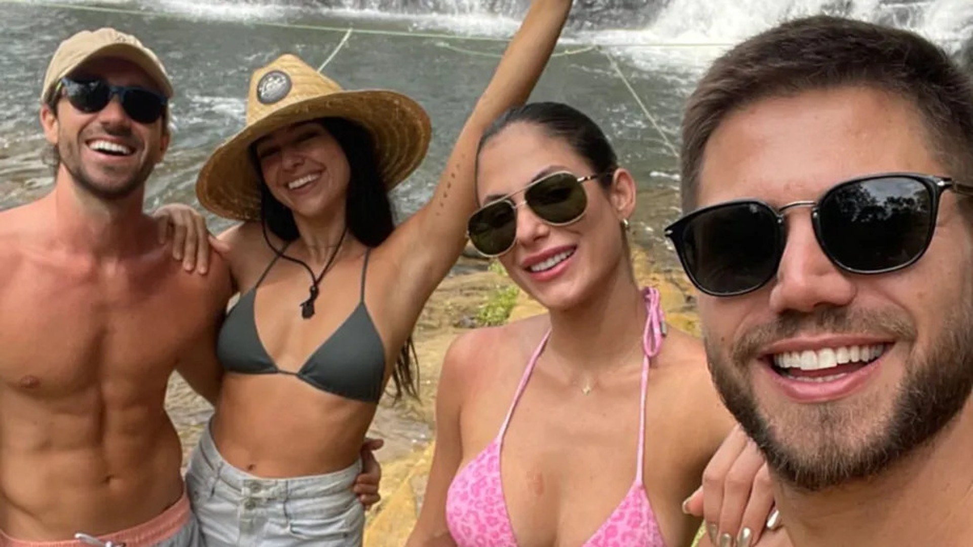 Mari Gonzalez e Jonas Sulzbach aproveitam cachoeira em viagem para a Bahia