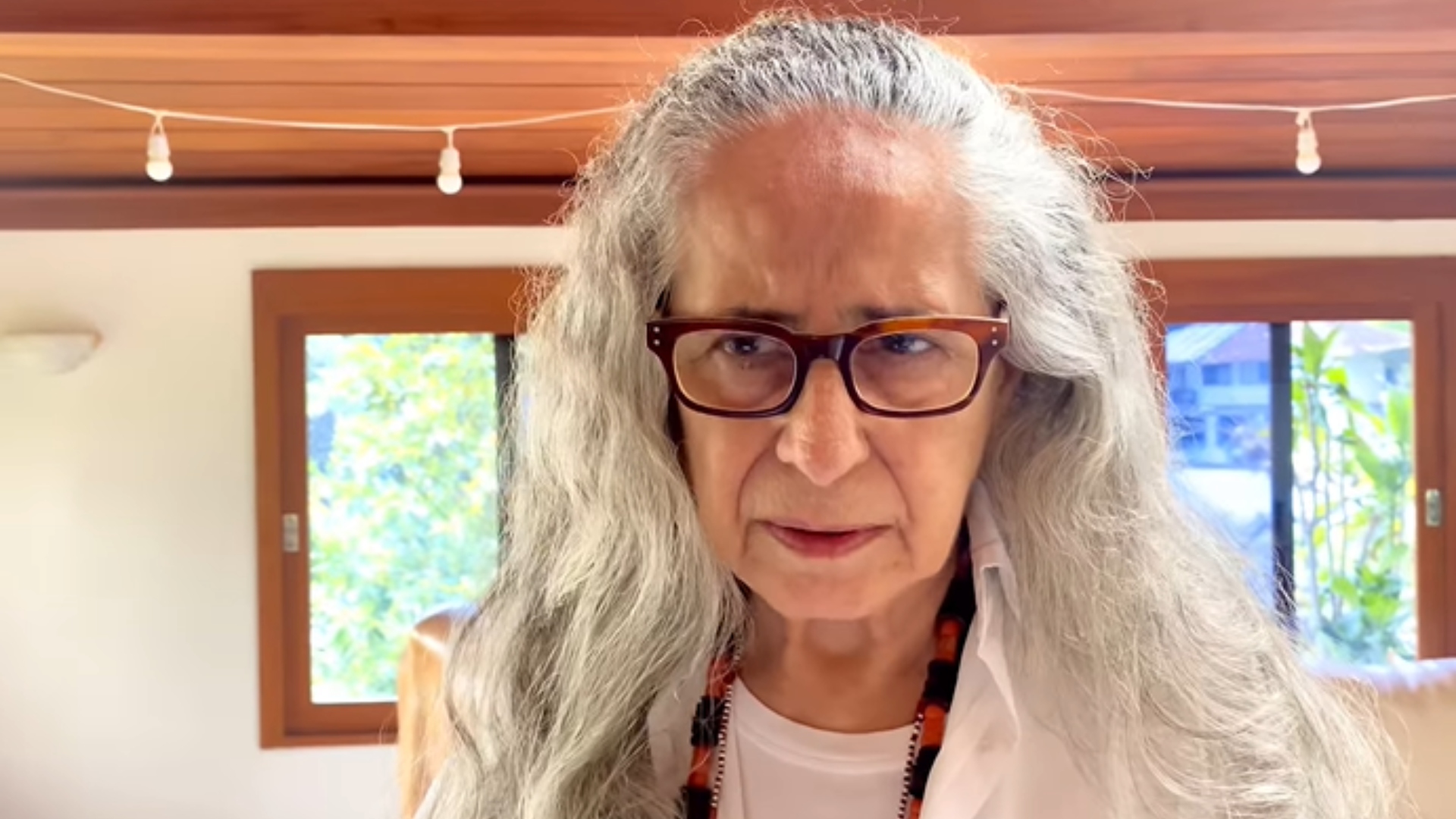 Maria Bethânia se emociona durante homenagem prestada a Gal Costa