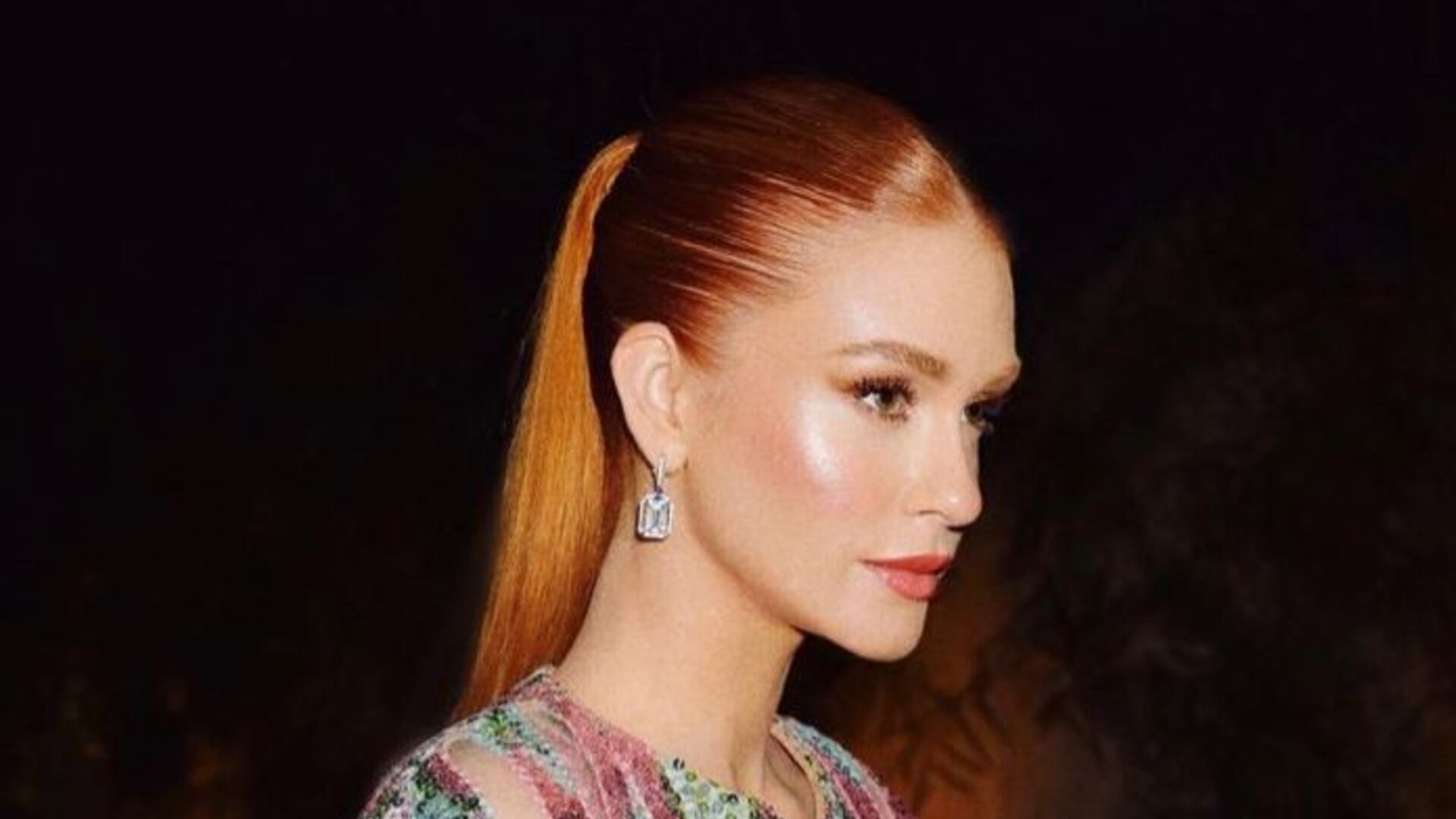 Marina Ruy Barbosa rouba a cena ao surgir com vestido brilhante para comparecer a casamento
