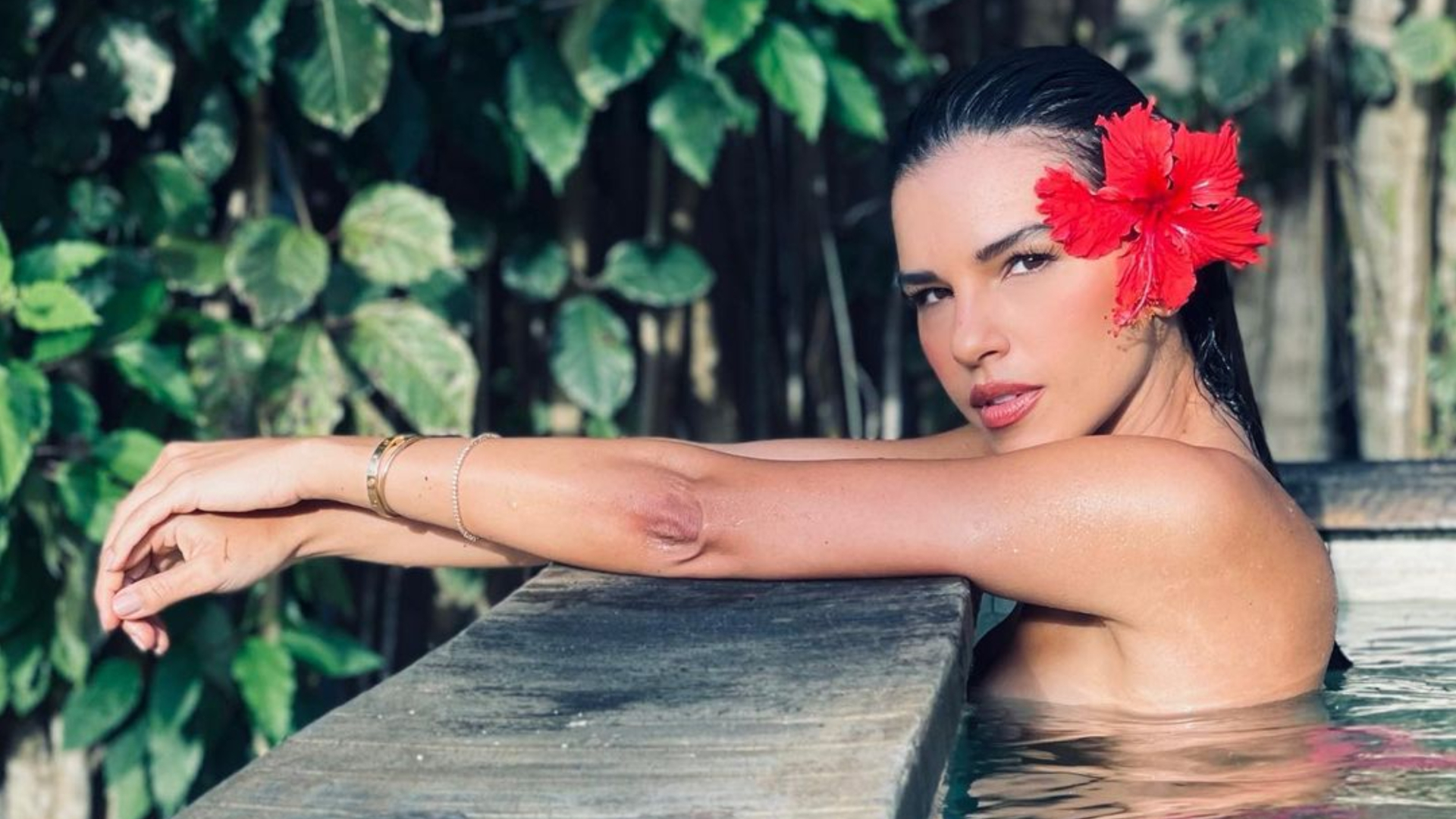 Fazendo topless, Mariana Rios esbanja beleza natural na piscina: ”Muito sereia”