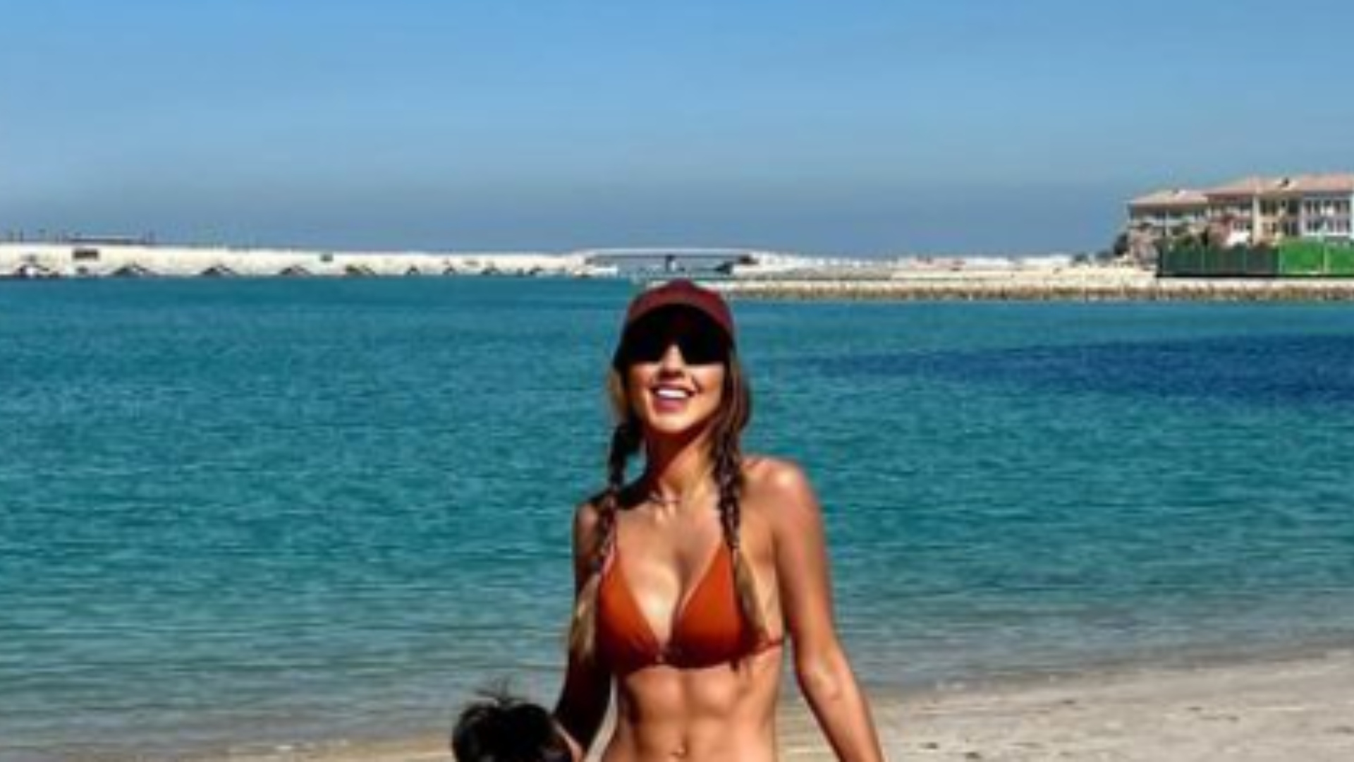 Esposa do jogador Everton Ribeiro, da Seleção Brasileira, curte praia artificial no Catar