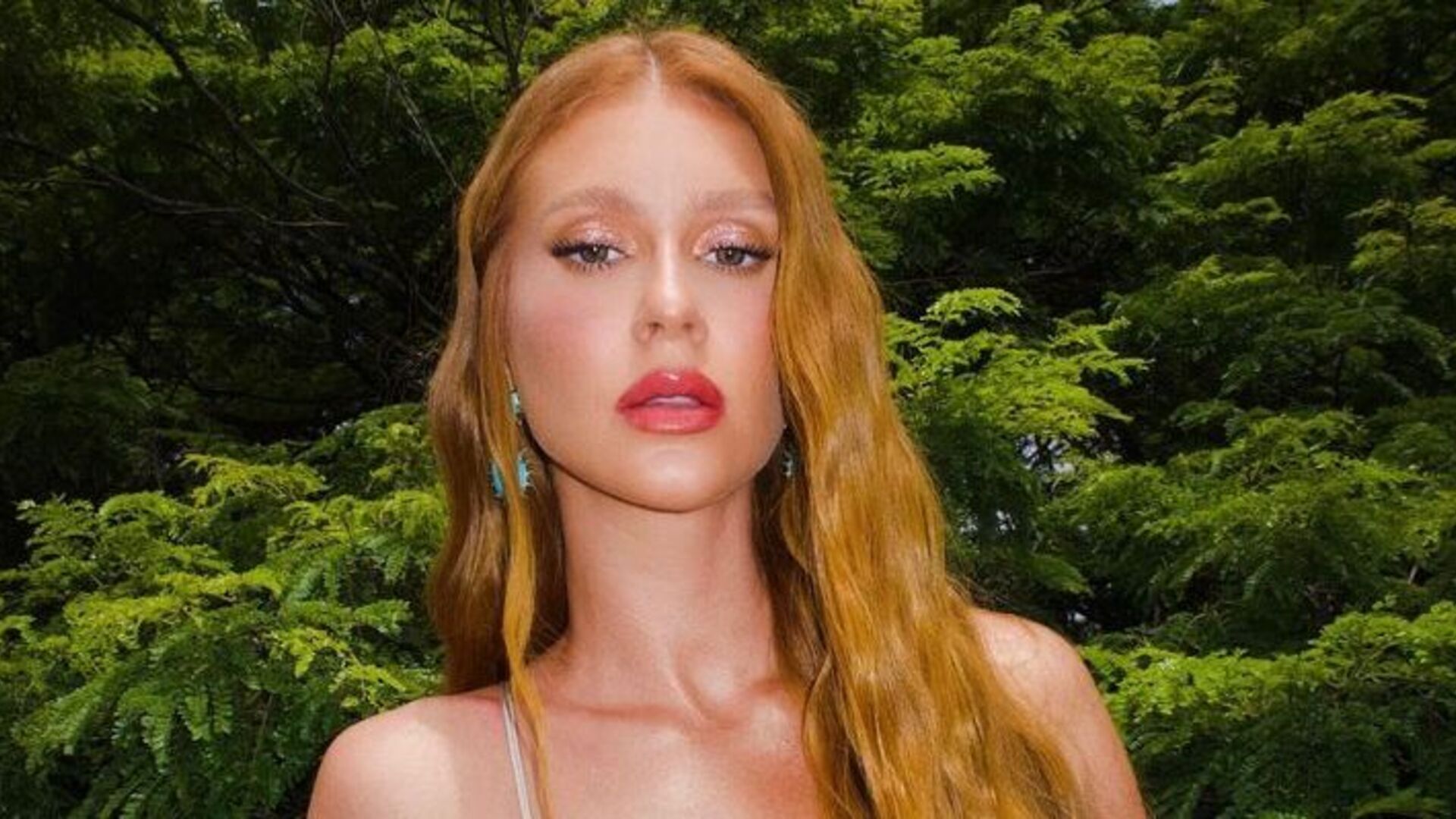 Marina Ruy Barbosa surge elegante em novas fotos vestindo look dourado e decotado