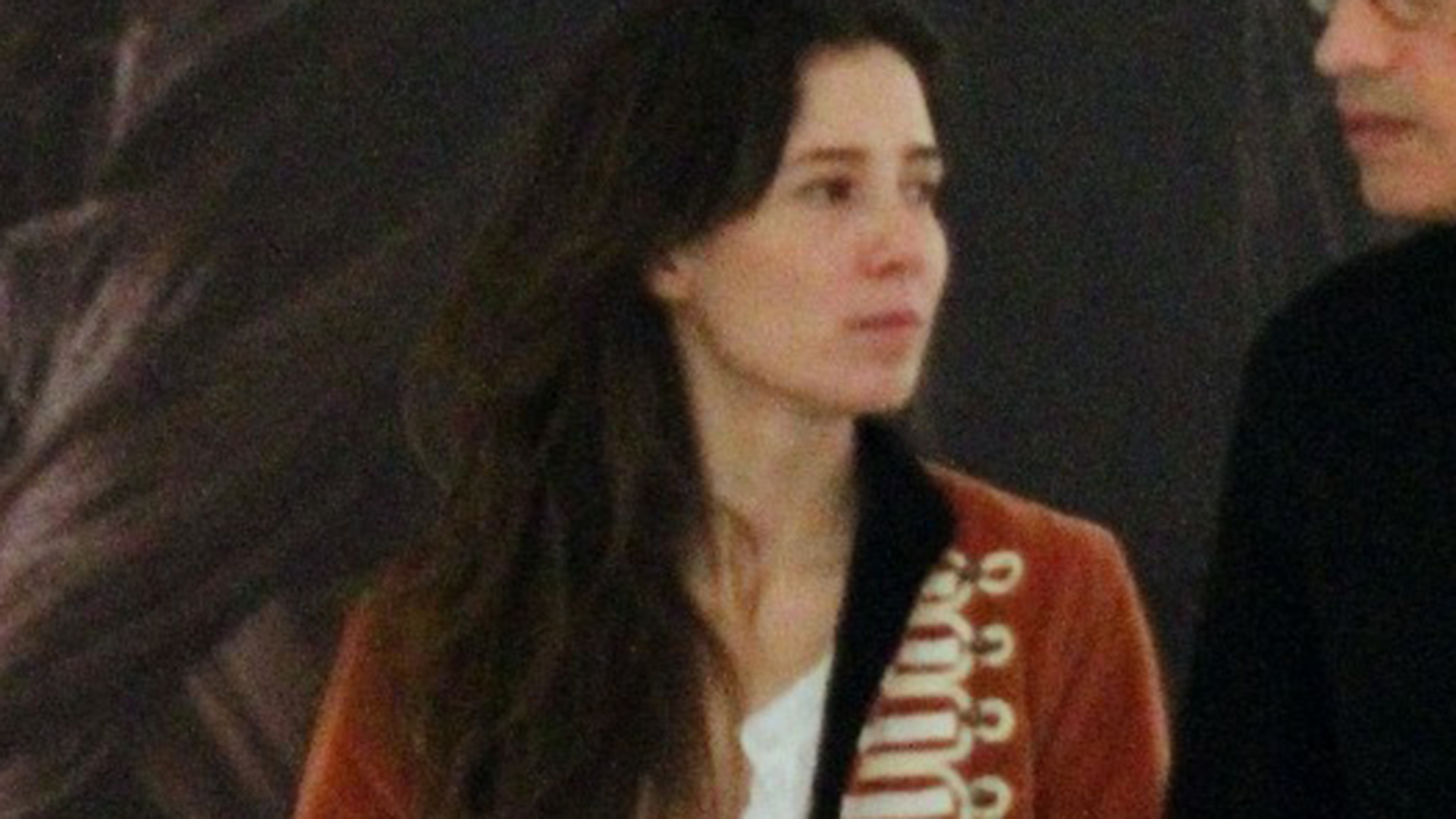 Marjorie Estiano faz rara aparição com seu namorado em tarde no shopping
