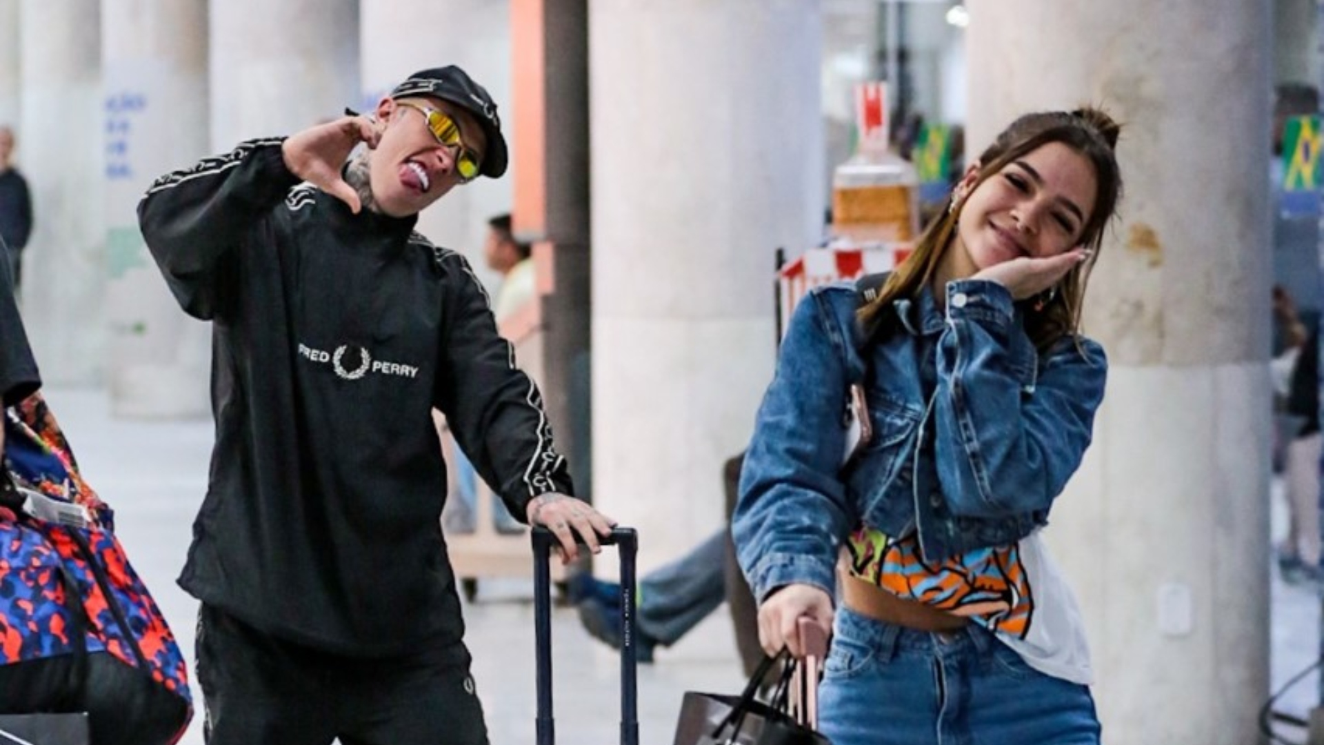 Mel Maia e Mc Daniel desembarcam juntinhos em aeroporto no Rio de Janeiro