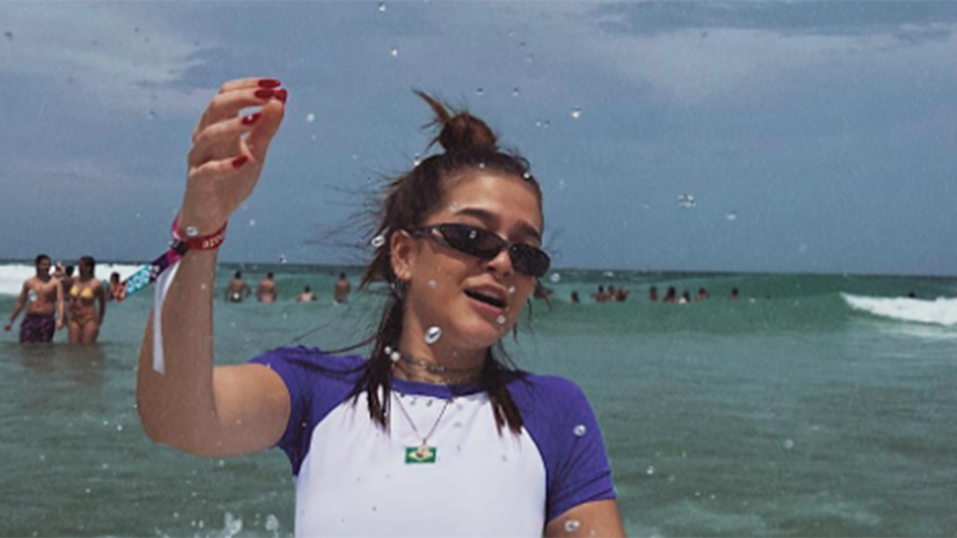 De biquíni branco, Mel Maia toma banho de mar