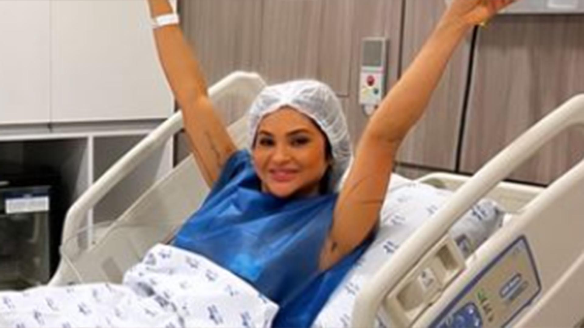 Mileide Mihaile passa por cirurgia e comemora o resultado com foto no hospital