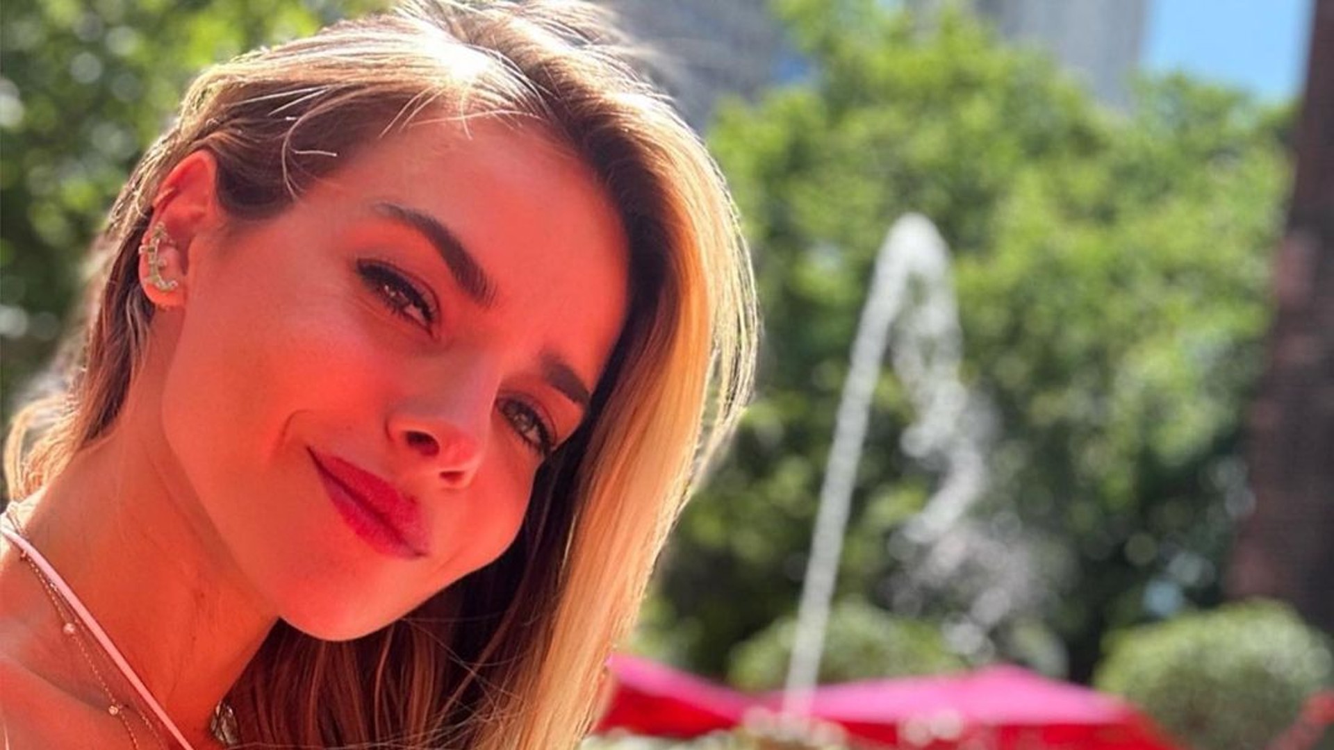 Monique Alfradique renova o bronzeado em Buenos Aires