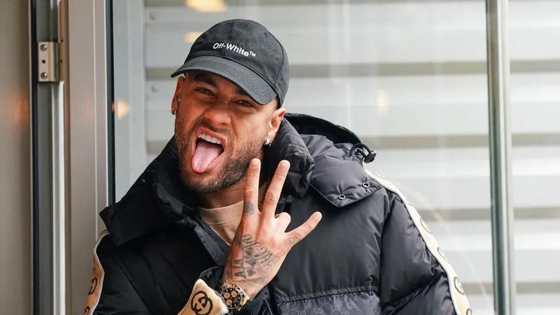 Neymar inicia o fim de semana com jaqueta de grife e limousine