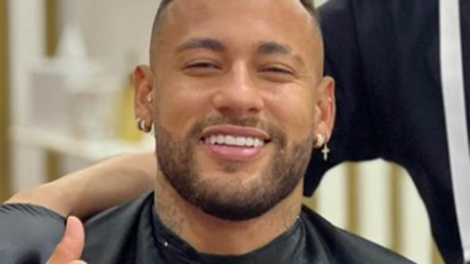 Neymar Jr: cabeleireiro exibe o visual do atleta para a estreia da seleção na Copa do Mundo