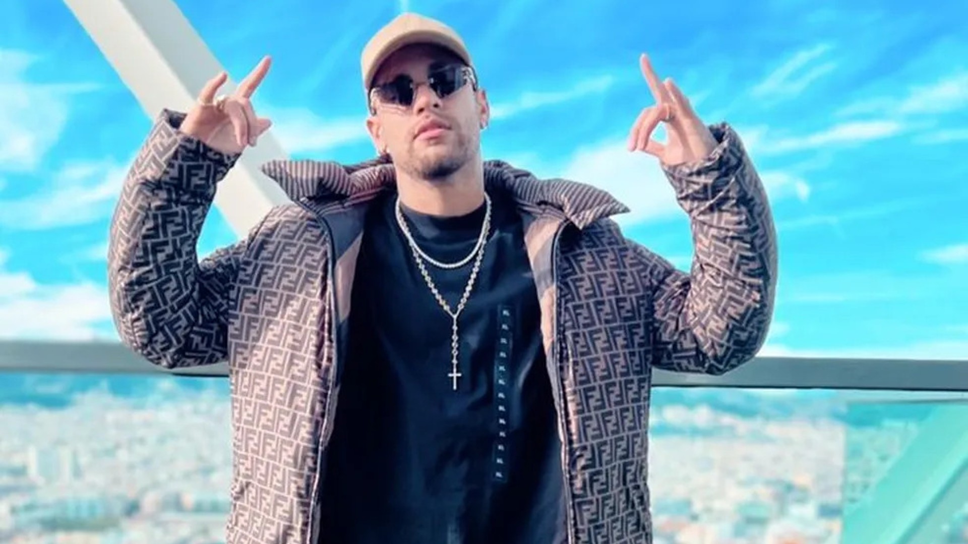 Neymar usa conjunto de mais de R$ 18 mil para ver sua convocação na Copa do Mundo