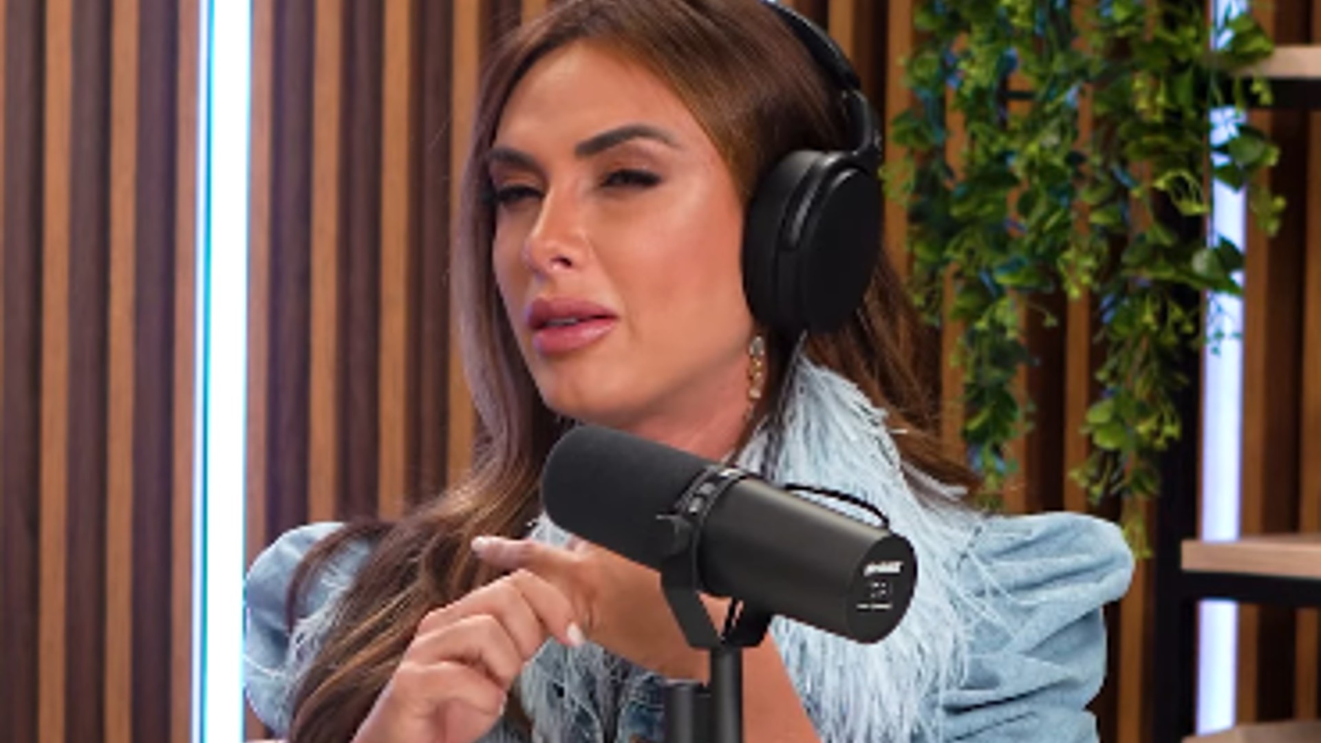 Nicole Bahls relata agressão após sofrer traição de um ex: “seio de fora”