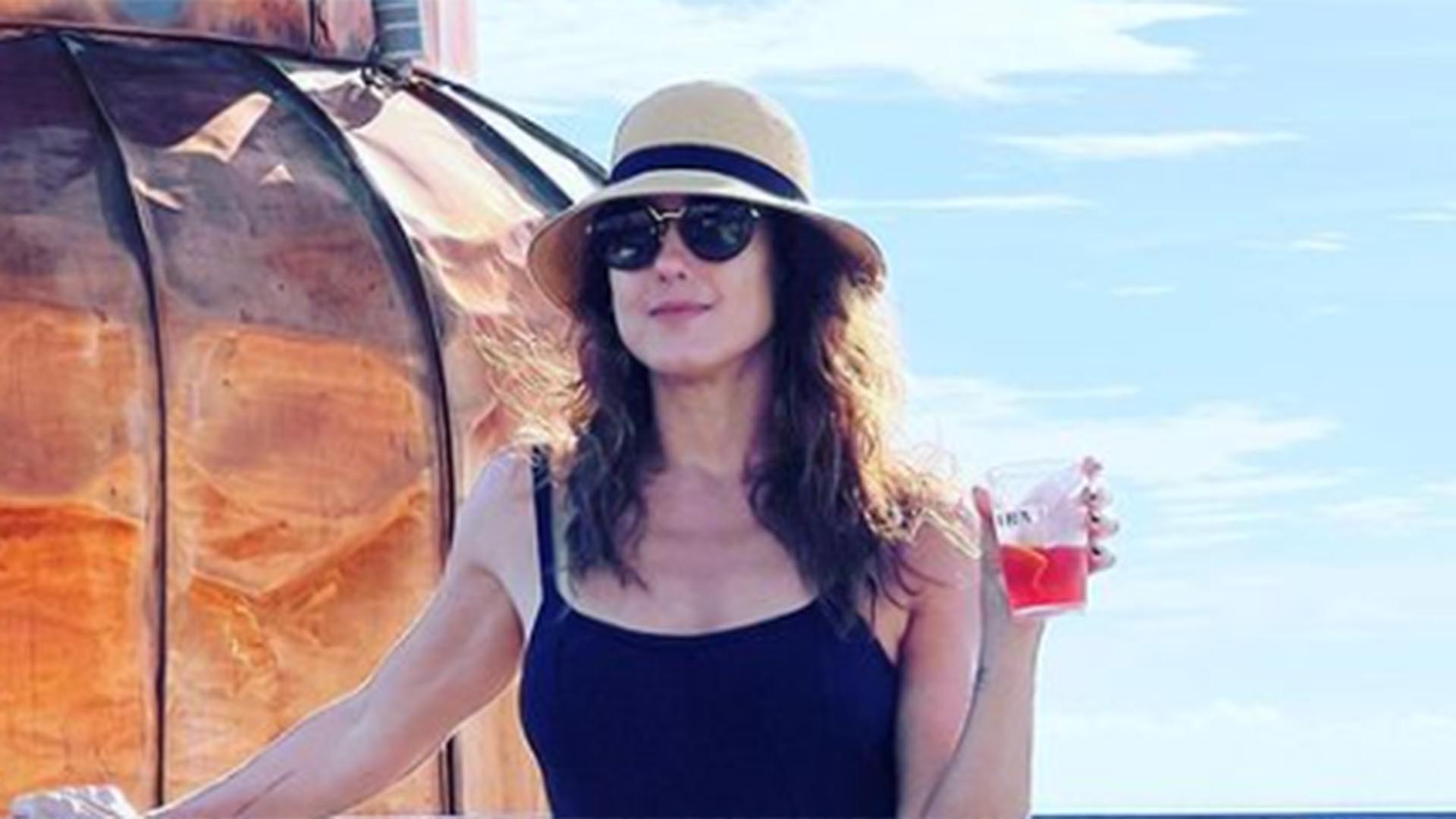 De maiô, Paola Carosella exibe as pernas ao celebrar seus 50 anos
