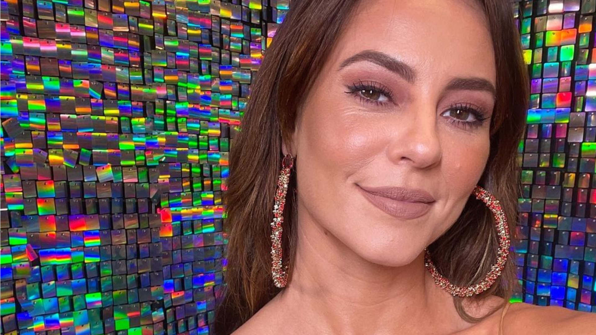 De vestido micro decotado, Paolla Oliveira revela curvas turbinadas e para tudo: ”Maravilhosa”