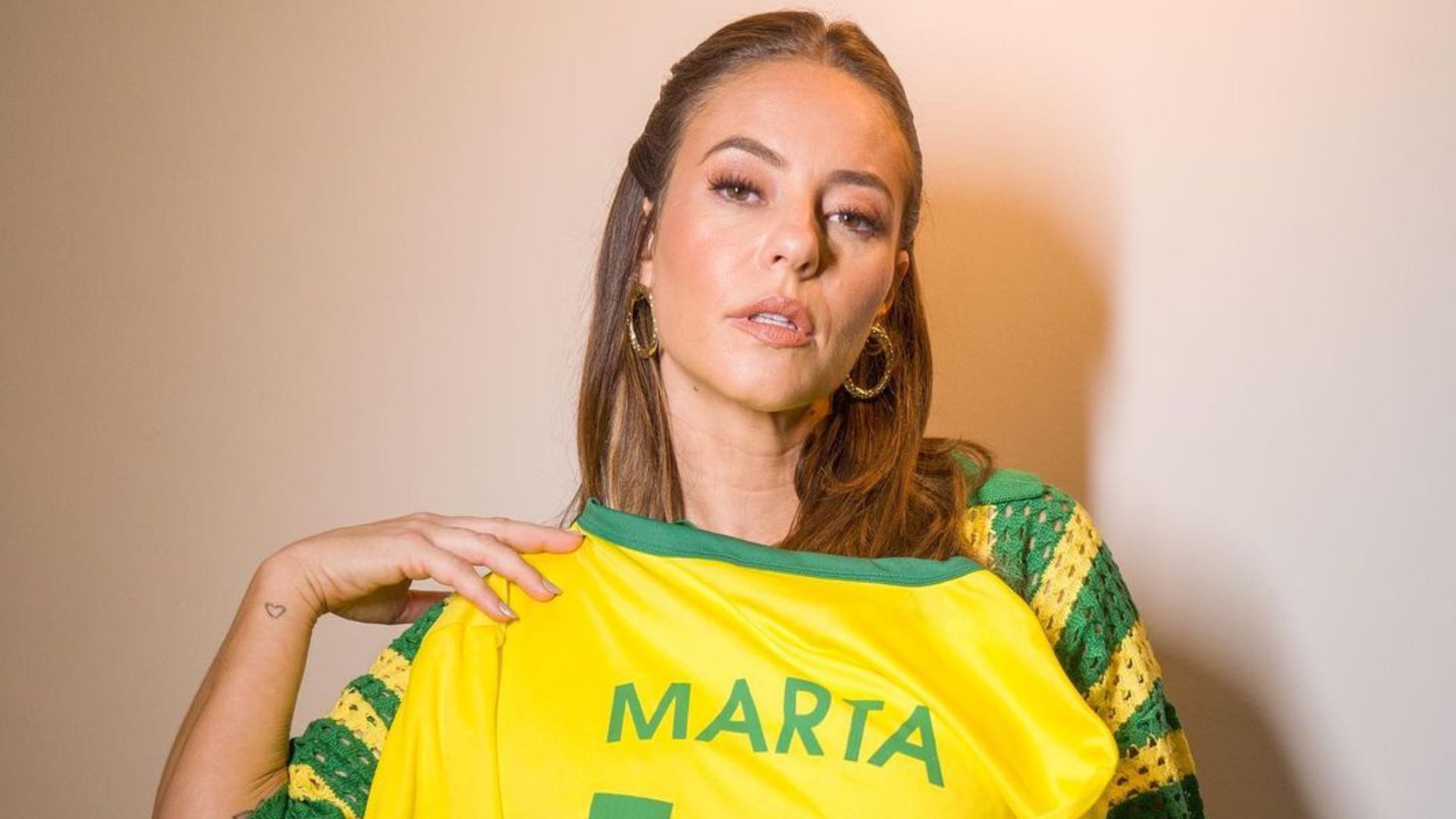 Paolla Oliveira aproveita clima de Copa do Mundo e fala sobre diversidade