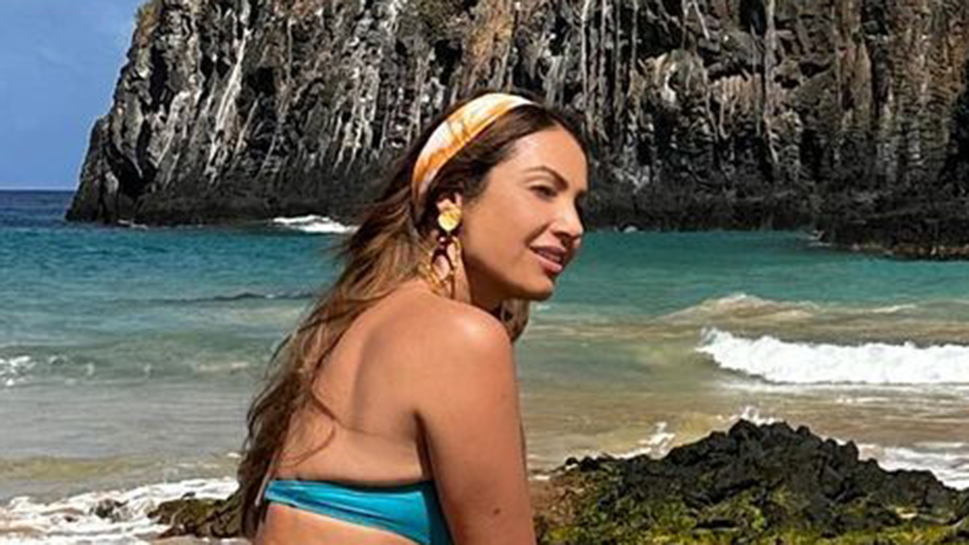 De férias, Patricia Poeta surge de top e calça em dia na praia